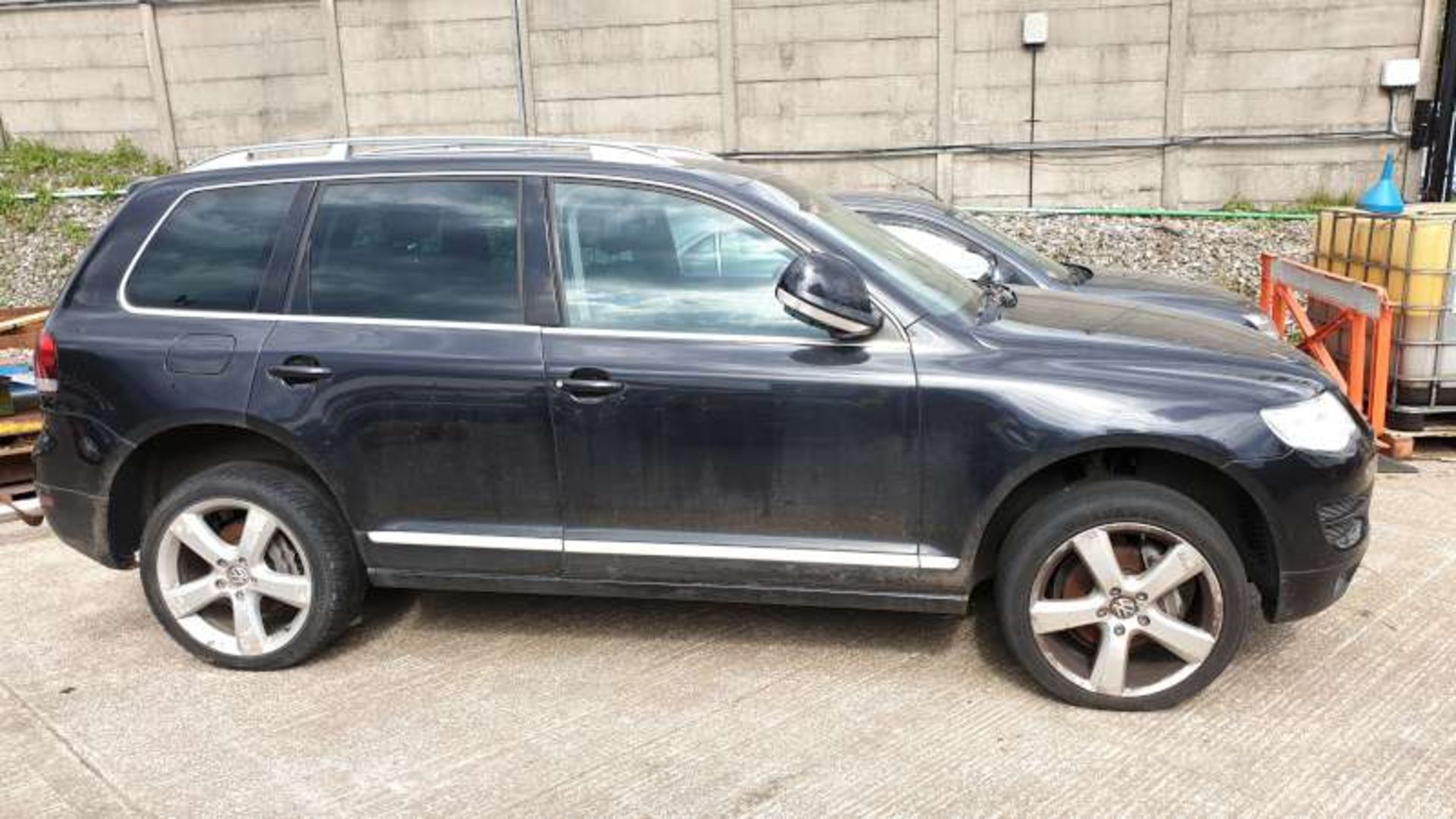 BLACK VOLKS WAGON TOUREG ALTITUDE V6 TDI A. ( DIESEL ) Reg : J20 AKR, Mileage : 0 Details: NO - Image 3 of 4