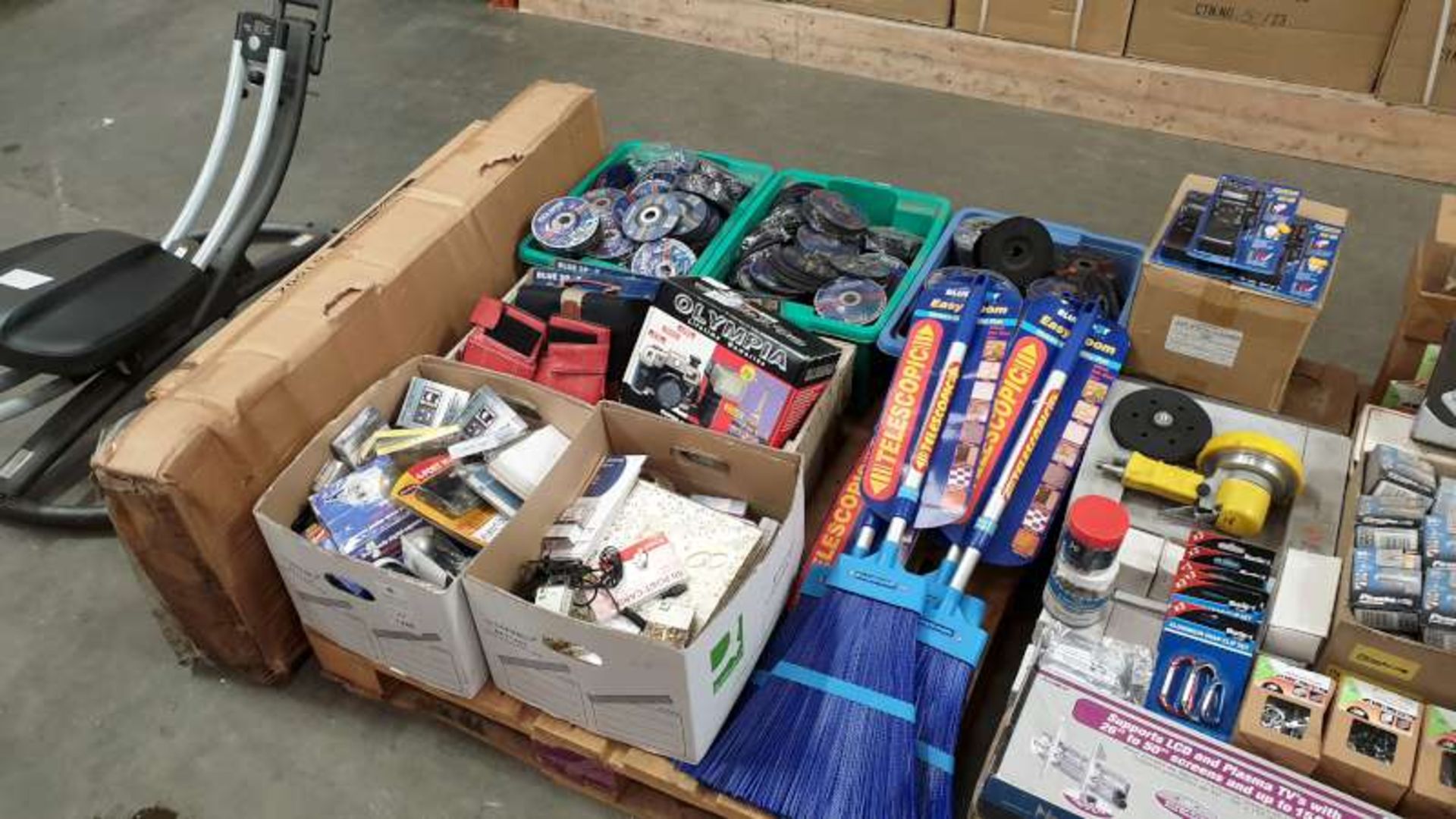 PALLET CONTAINING EASY BROOMS, GRINDING DISCS, PVC PIPE CUTTERS, 4 PORT HUB, DIGITAL CAMERAS,