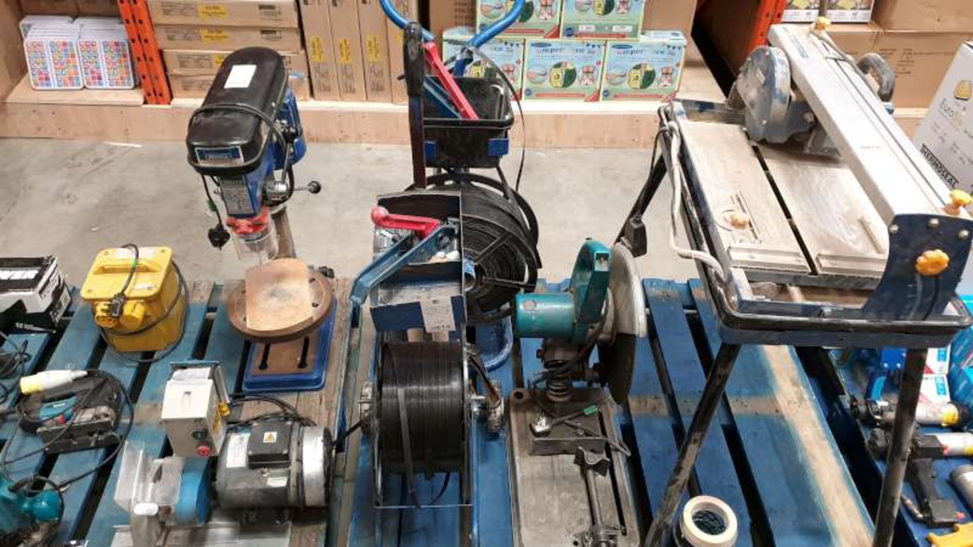 LOT CONTAINING 2 X PALLET BANDERS AND A MAKITA CHOPSAW