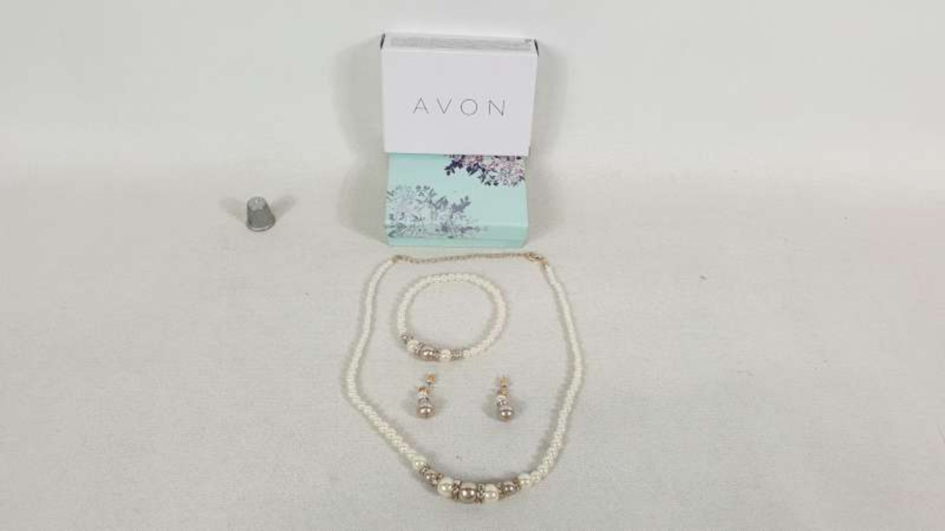 25 X AVON ABREE 3 PIECE PEARL GOLD AND SIVER COLOURED BRACELET / EARRINGS / NECKLACE SETS