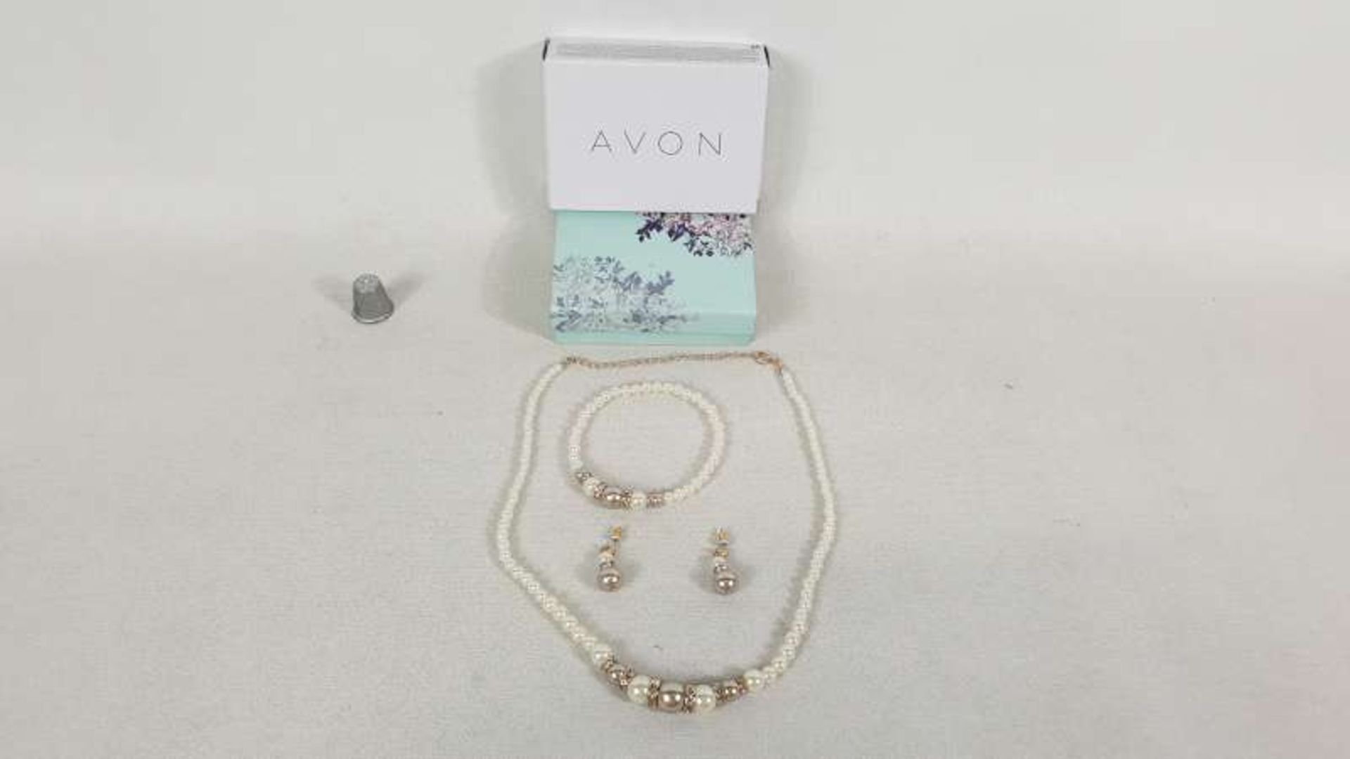 25 X AVON ABREE 3 PIECE PEARL GOLD AND SIVER COLOURED BRACELET / EARRINGS / NECKLACE SETS