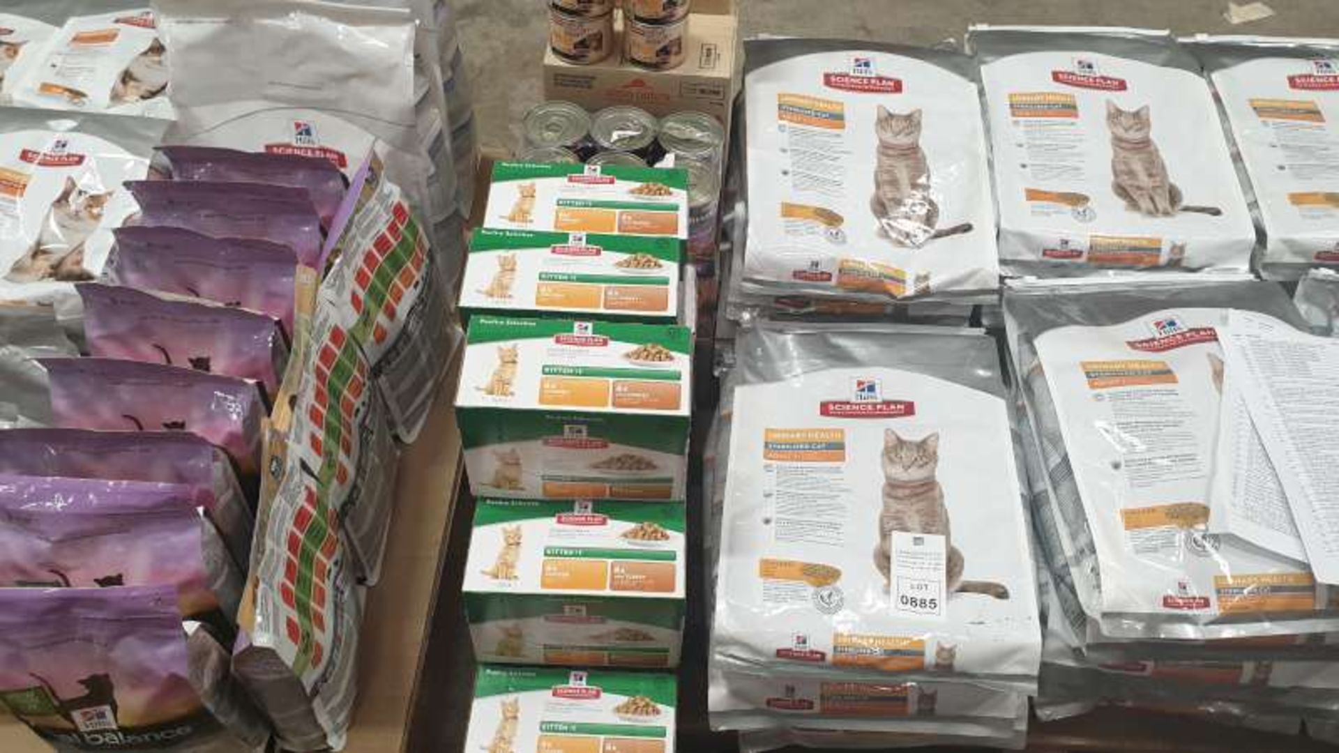 LOT CONTAINING 9 X 3KG HILLS SCIENCE PLAN CHICKEN FLAVOUR CAT FOOD BEST BEFORE 10 / 2019, 12 X BOXES