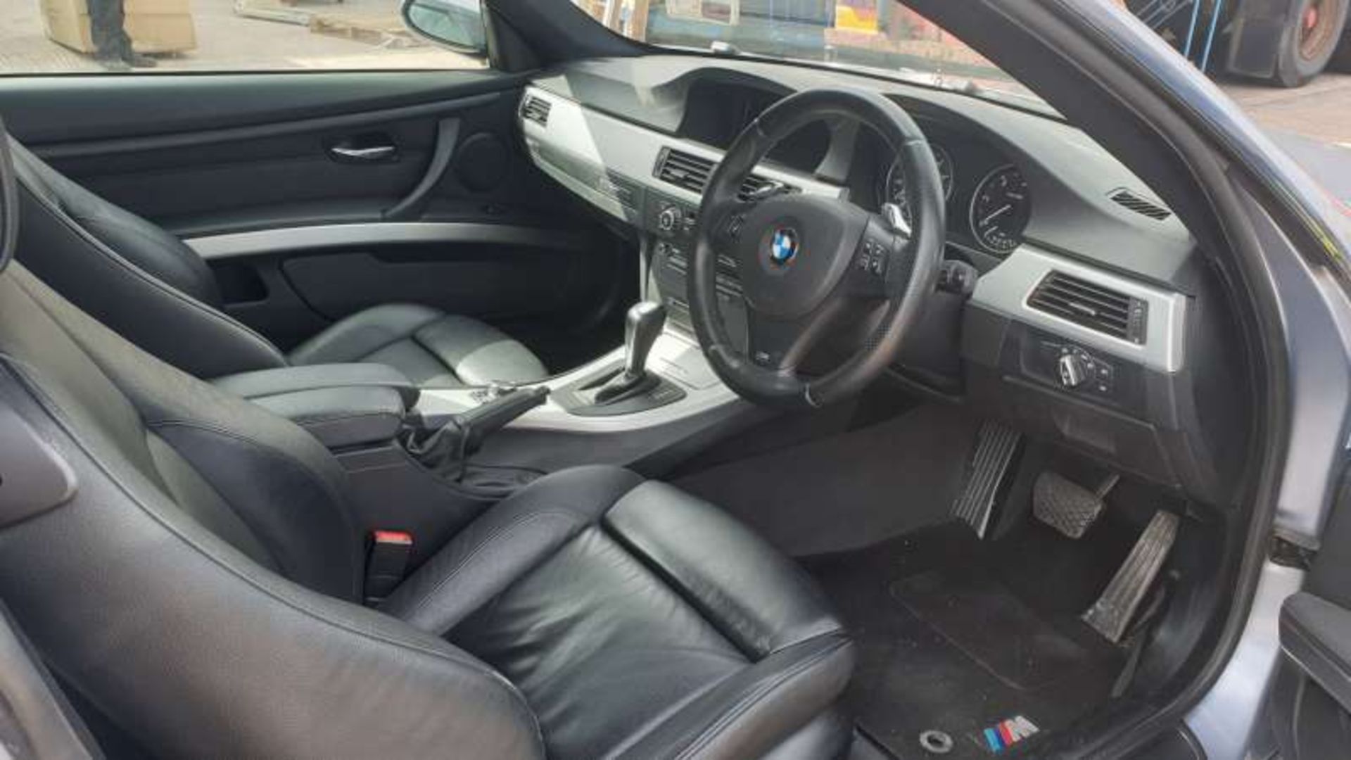 BLUE BMW 325D M SPORT HIGH LINE A. ( DIESEL ) Reg : YC09 TTK, Mileage : 85208 Details: KEYS,LOG BOOK - Image 4 of 4