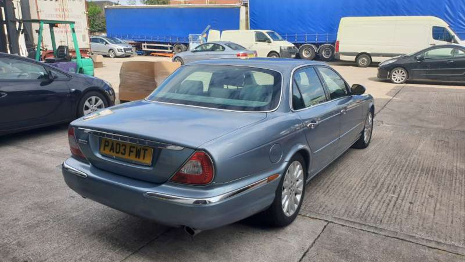 BLUE JAGUAR XJ8 V8 SE AUTO. Reg : PA03 FWT, Mileage : 135,926 Details: KEYS YES LOGBOOK YES MOT - Image 3 of 4