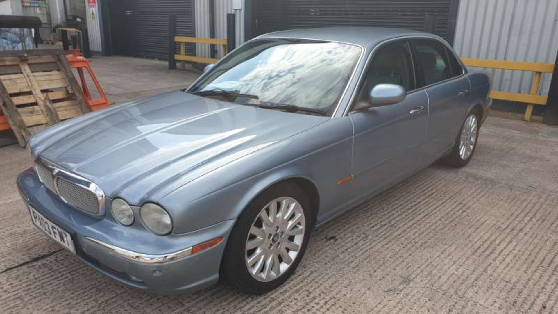 BLUE JAGUAR XJ8 V8 SE AUTO. Reg : PA03 FWT, Mileage : 135,926 Details: KEYS YES LOGBOOK YES MOT - Image 2 of 4