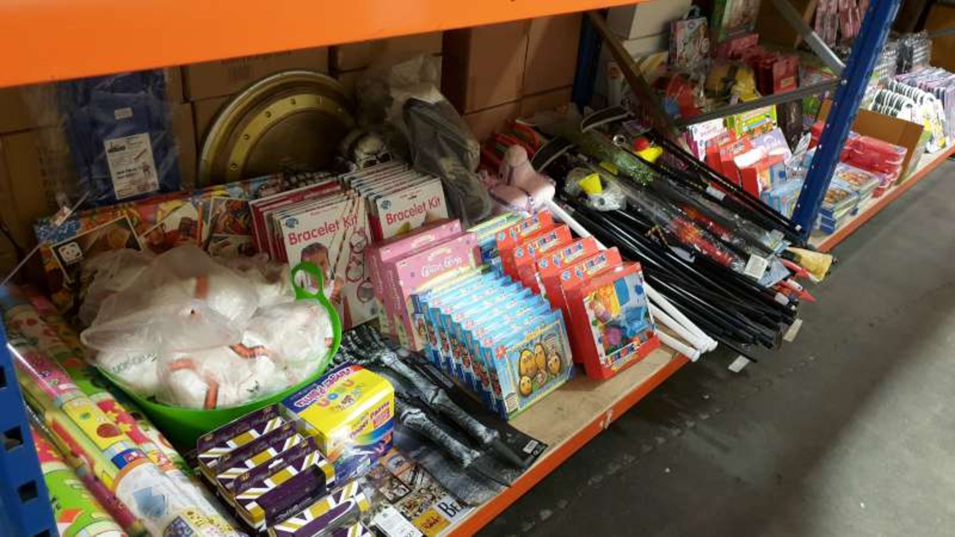 MIXED LOT CONTAINING JIGSAWS, MAKE YOUR OWN BRACELET MAKER, HAIRDRESSING DOUGH SETS, FLOOR PLAY