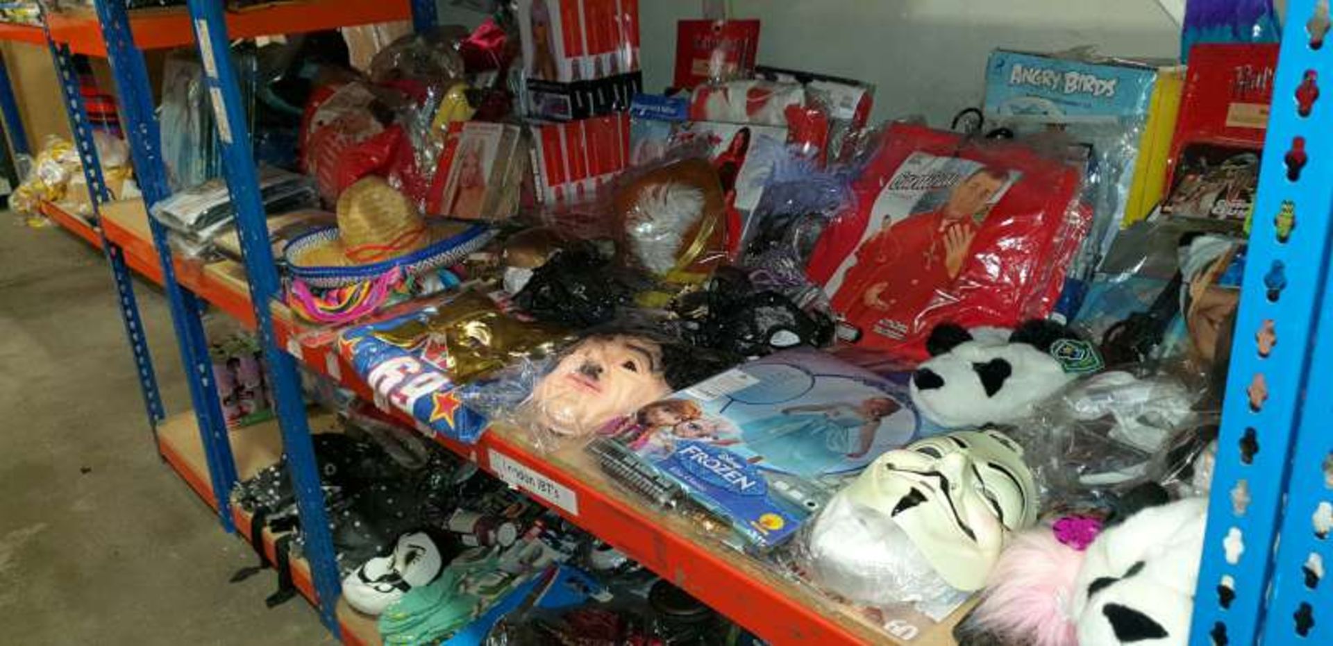 LOT CONTAINING VARIOUS FANCY DRESS COSTUMES AND MASKS