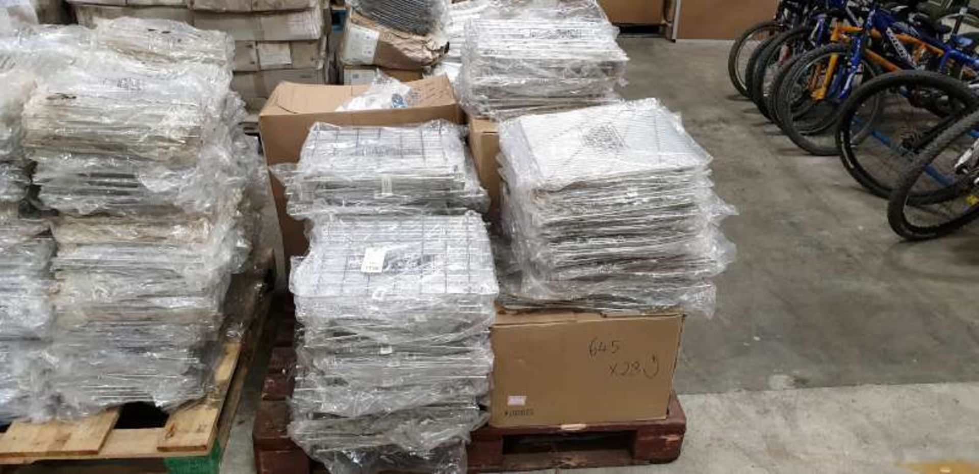 PALLET CONTAINING A LARGE QTY OF METAL DRAINERS