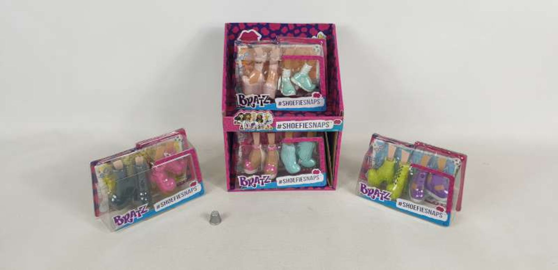 30 X BRAND NEW BRATZ ASSORTED SHOEFIE SNAPS PACKS IN 5 BOXES