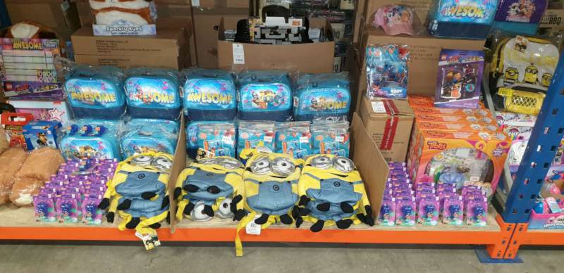 LOT CONTAINING MINIONS BACKPACKS, LEGO LUNCH BAGS, DORY ARMBANDS, DESPICABLE ME STICKER PLAY SCENE
