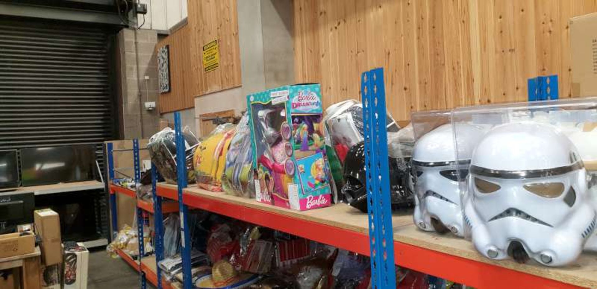 LOT CONTAINING STAR WARS MASKS, VARIOUS FANCY DRESS COSTUMES