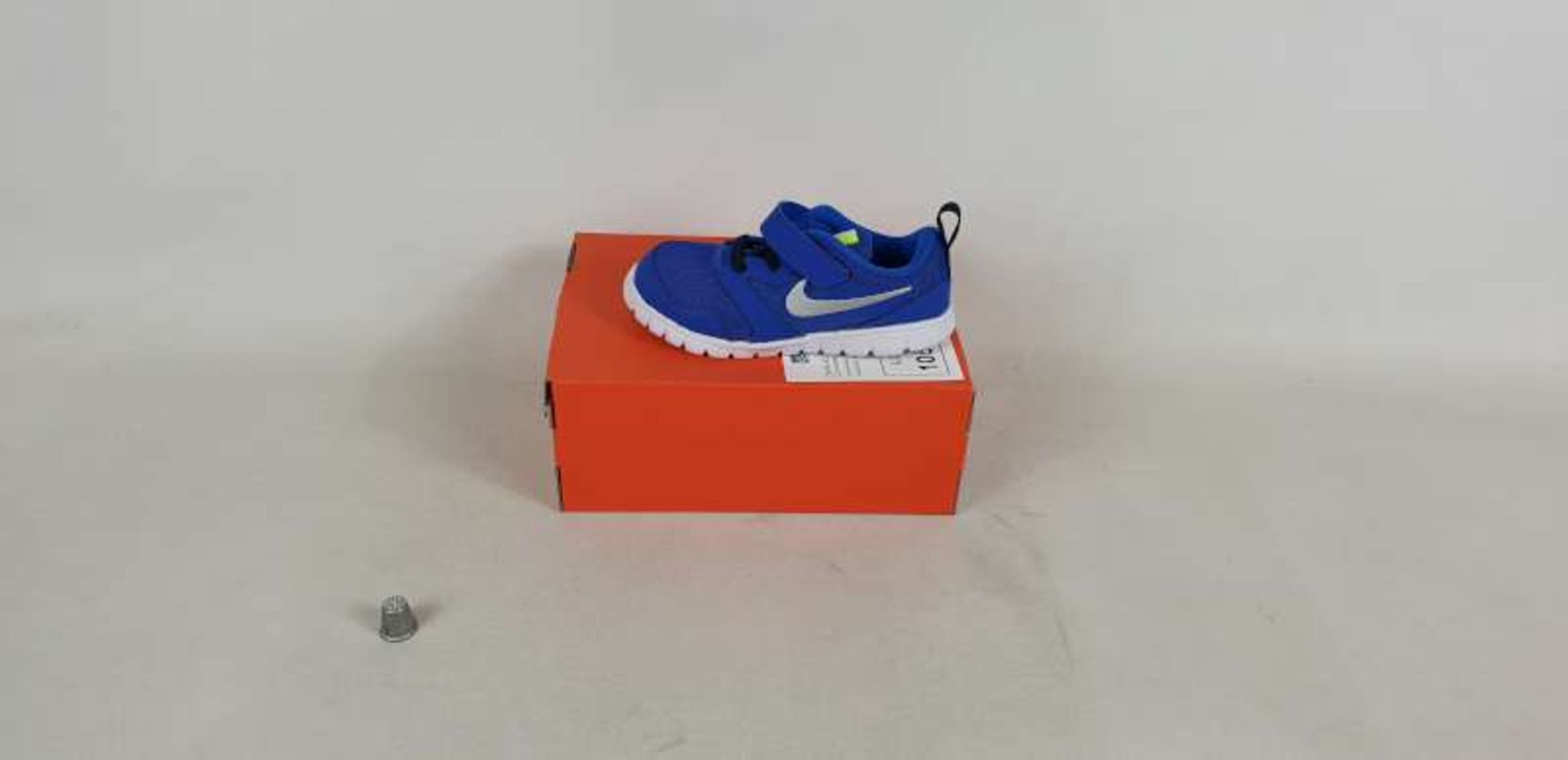 7 X PAIRS OF CHILDRENS NIKE TRAINERS IN SIZES 9.5 / 8.5 / 2.5