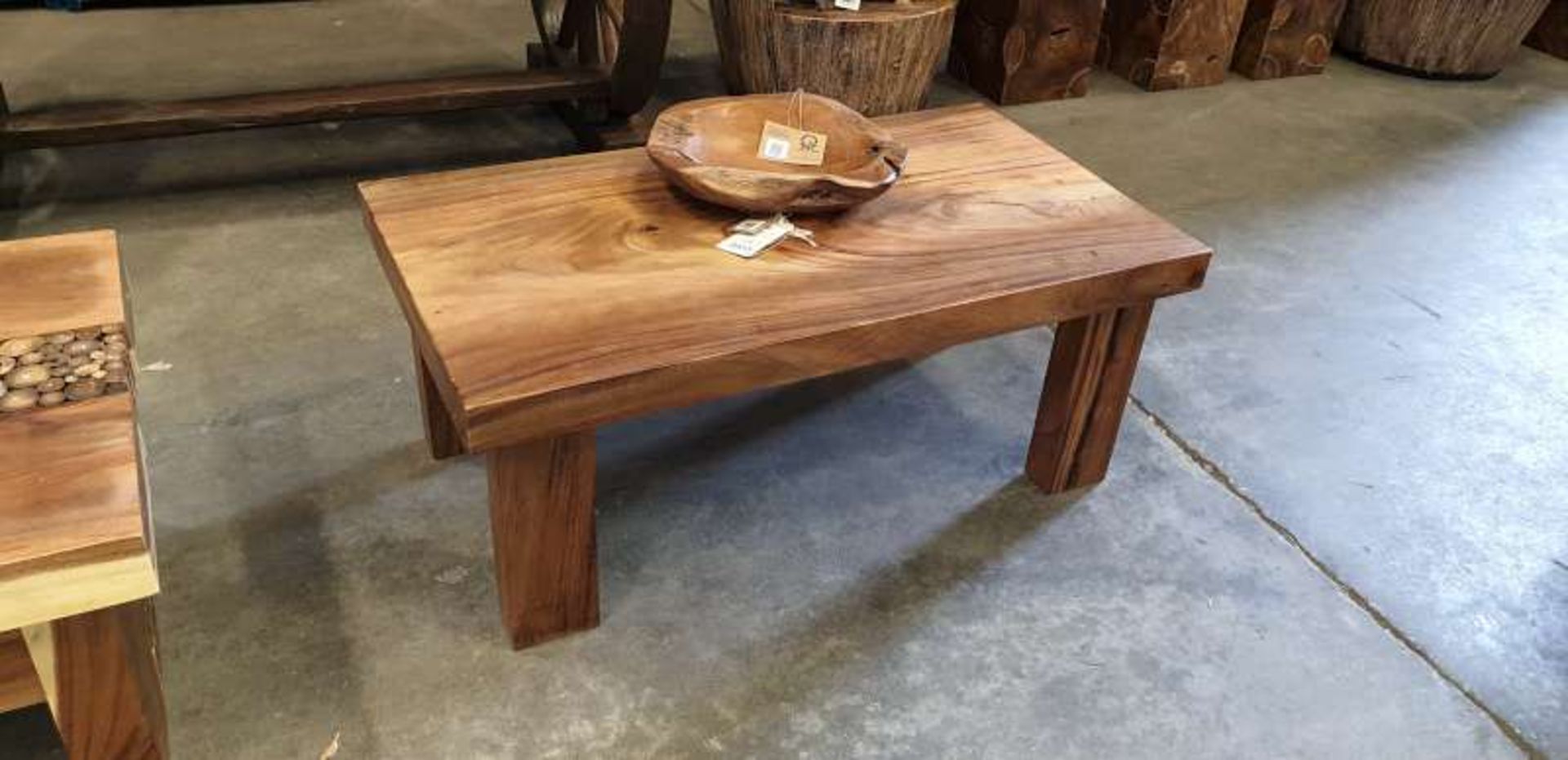 BRAND NEW SOLID SUAR WOODEN COFFEE TABLE SIZE 110 X 60 X 45 CM RRP £395