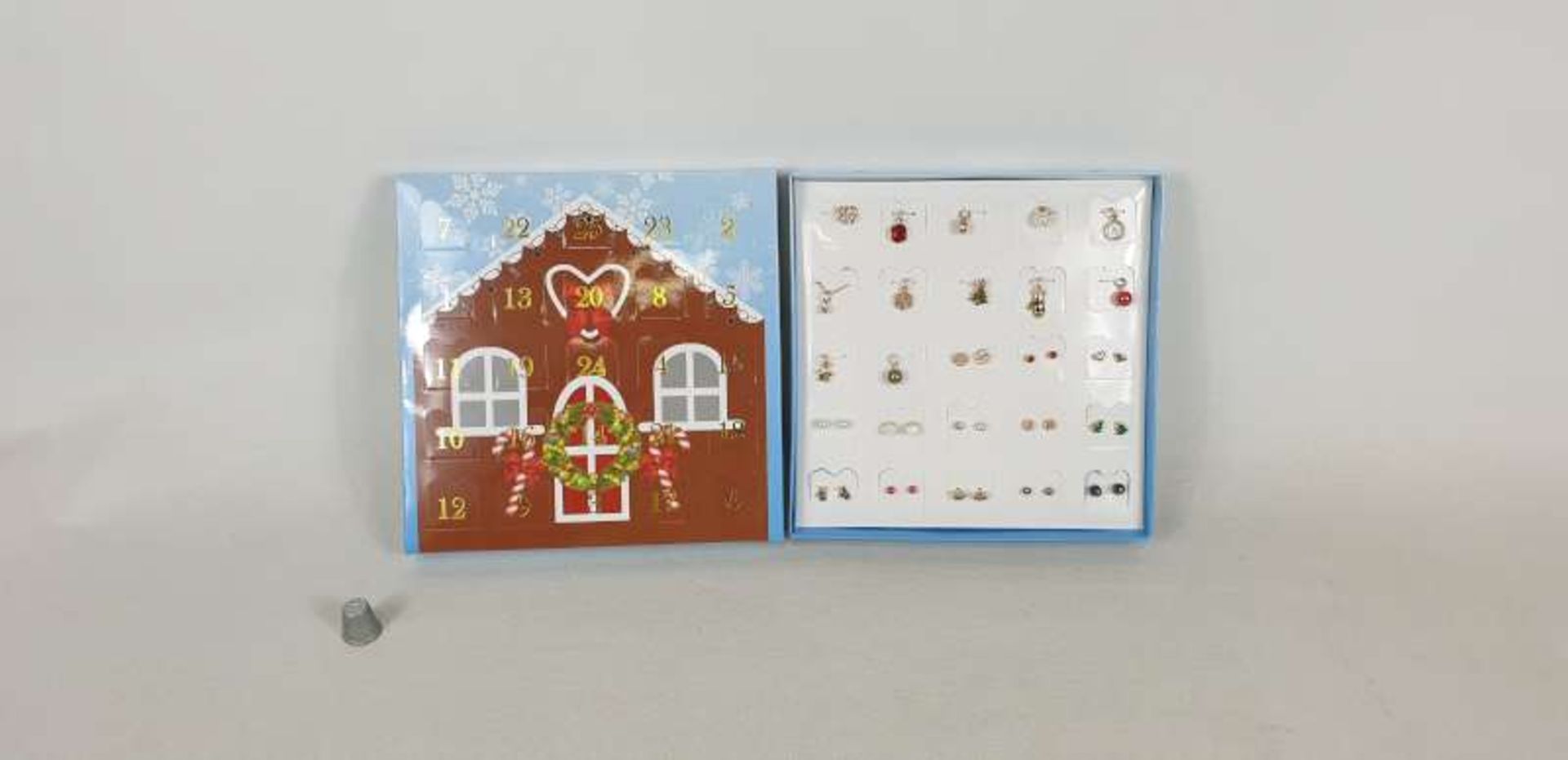 44 X AVON NORDIC NOEL ADVENT CALENDER GIFTSETS, EACH SET CONTAINS 1 X NECKLACE, 12 X INTERCHANGEABLE