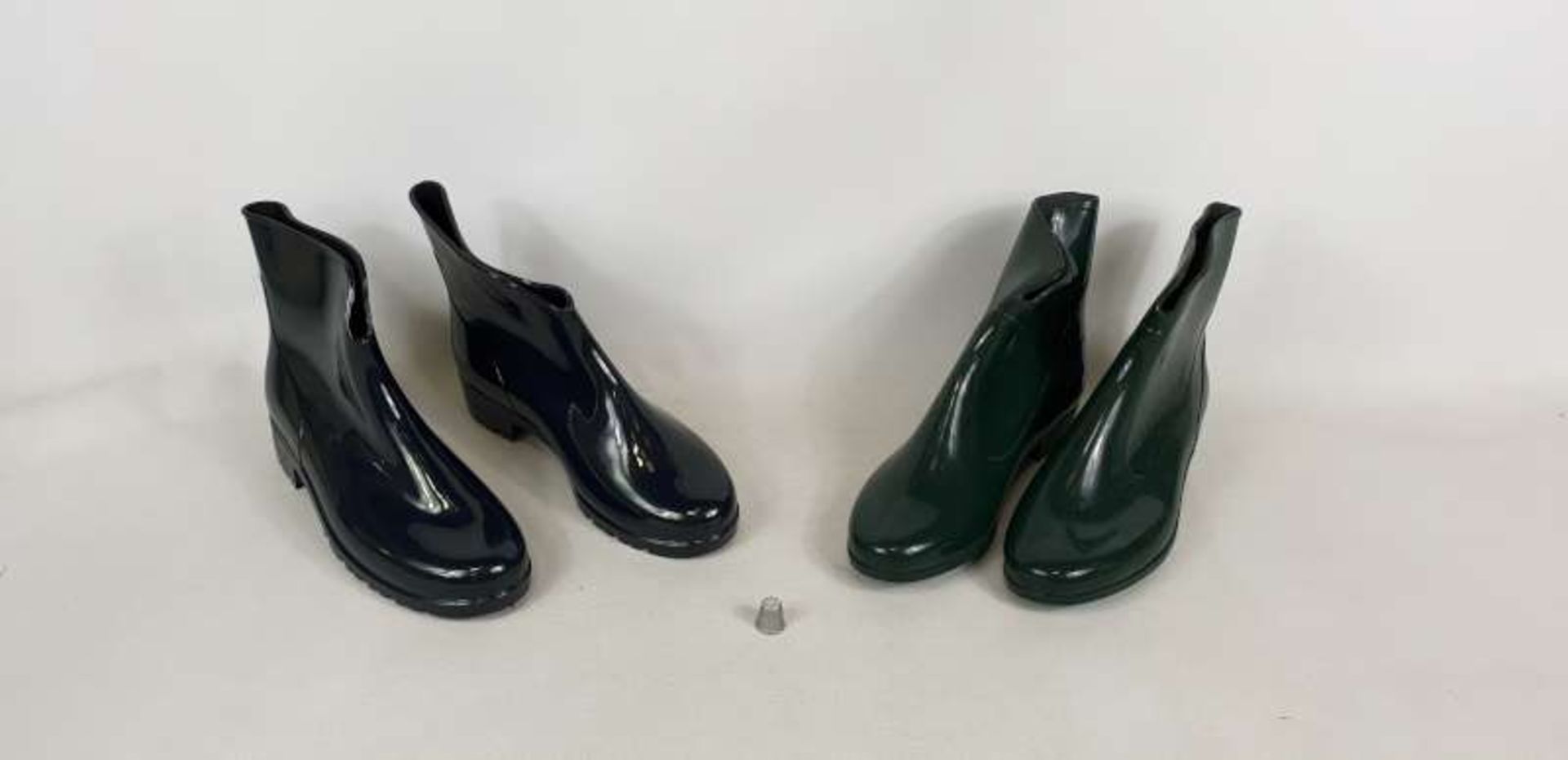 16 X PAIRS OF SHORT WELLINGTON BOOTS SIZE 6 IN COLOURS NAVY AND GREEN