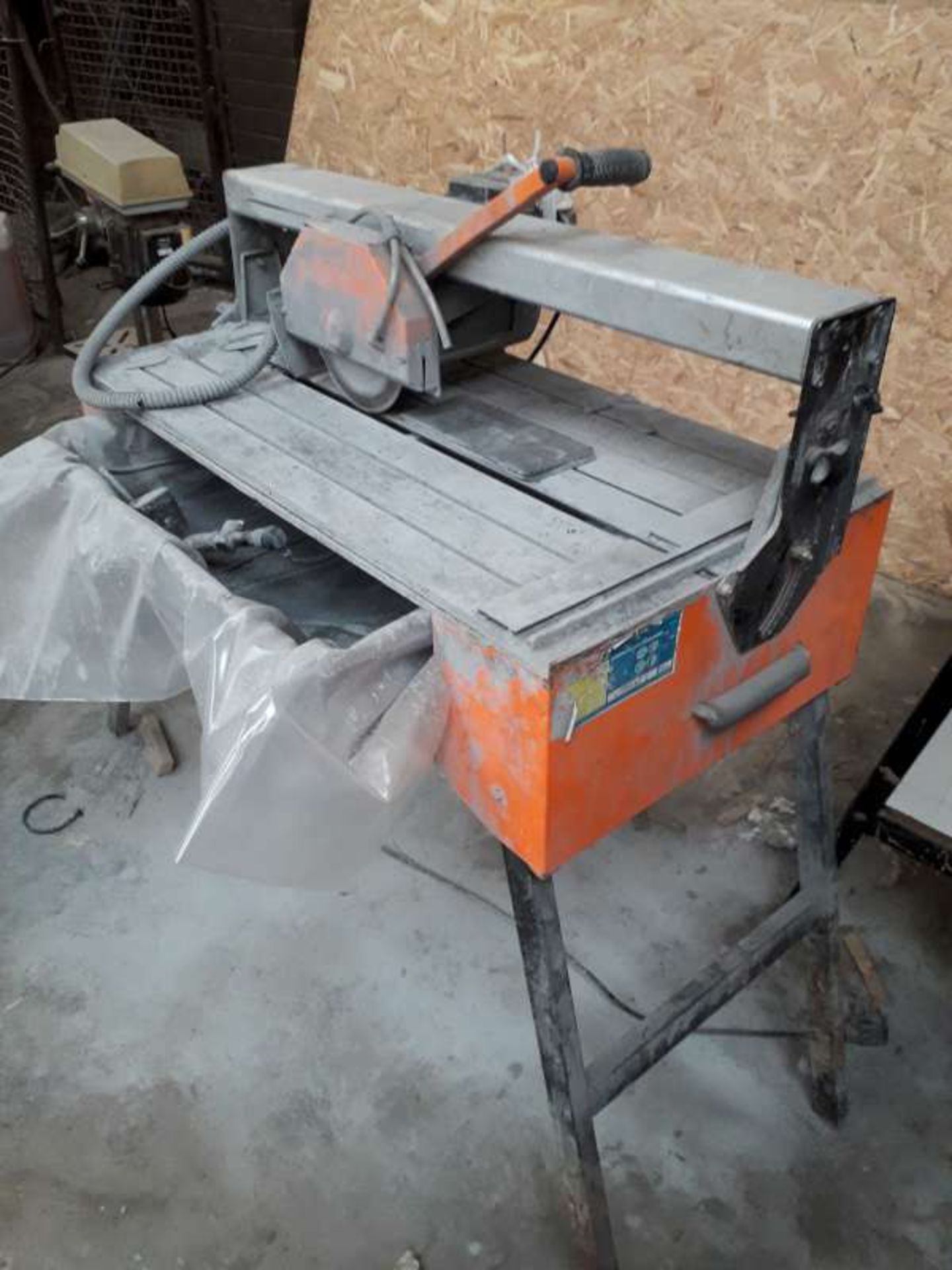 1 X UNBRANDED TILE SAW WITH STAND, COMPLETE ITH SET OF CENTRES.