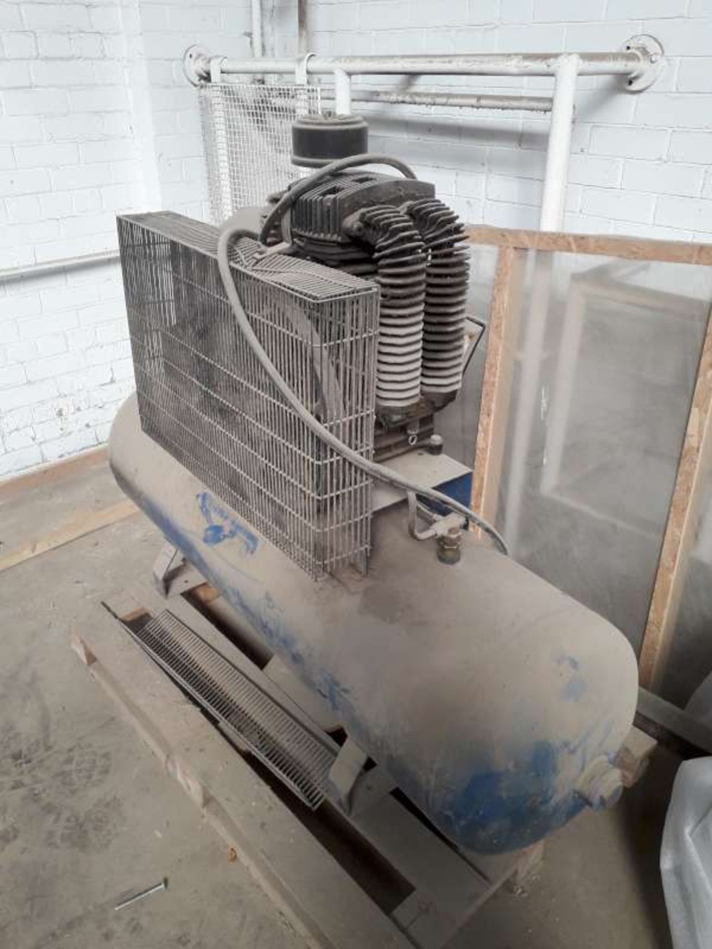 COMPRESSOR WITH HORIZONTAL RECEIVER.210 LTRS Y,O.M 1996 AND.1 X LARGE 240 V FAN.