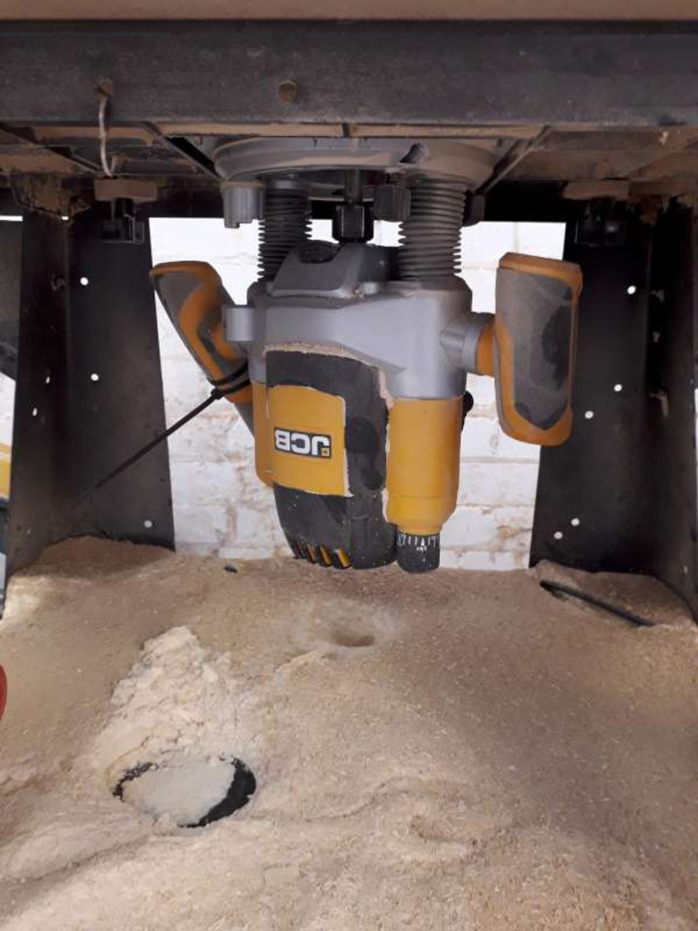 JCB ROUTER ON A METAL STAND WITH RDX 1500 EXTRACTOR.