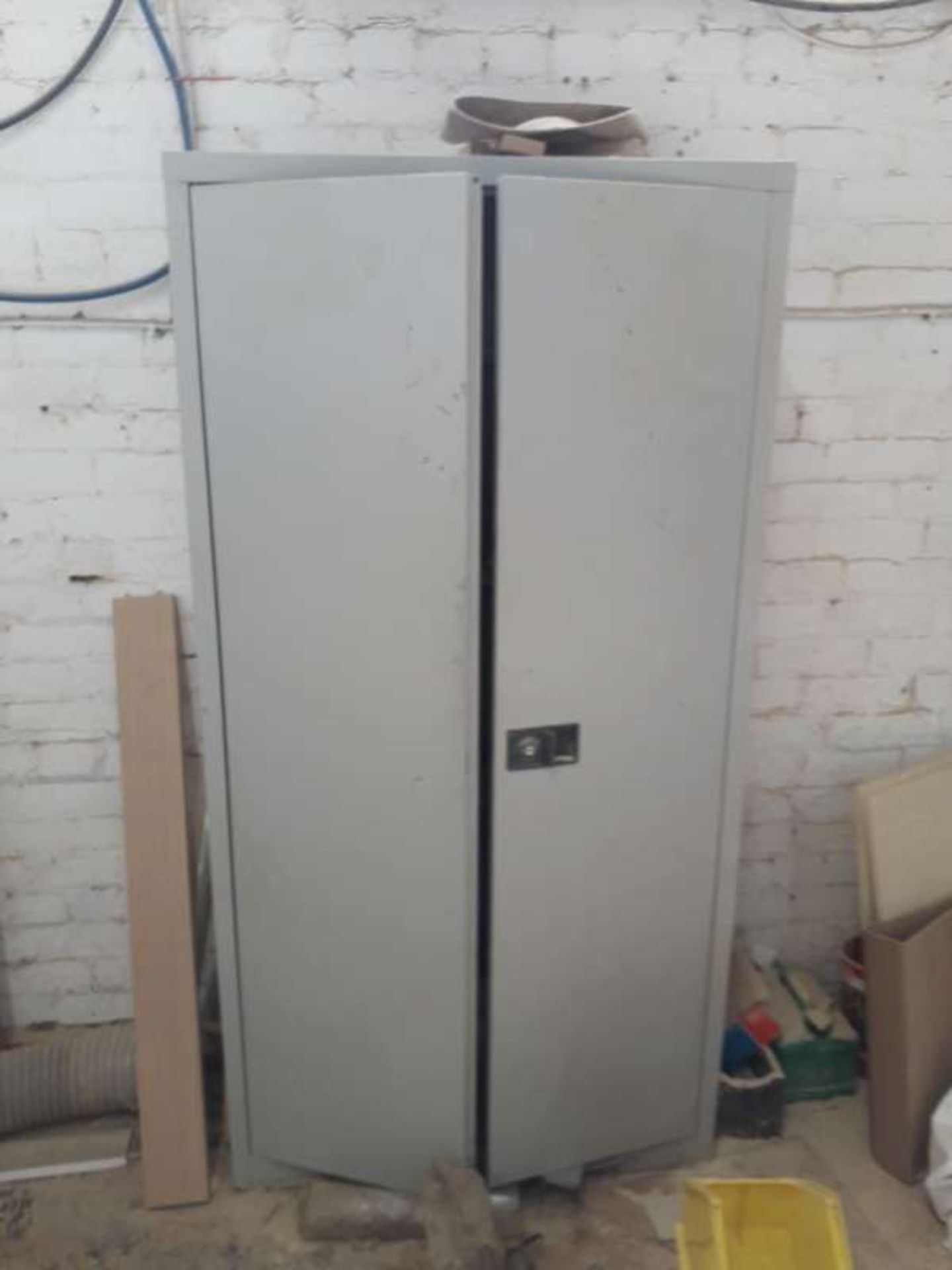 GREY 2 DOOR 6FT METAL CABINET.