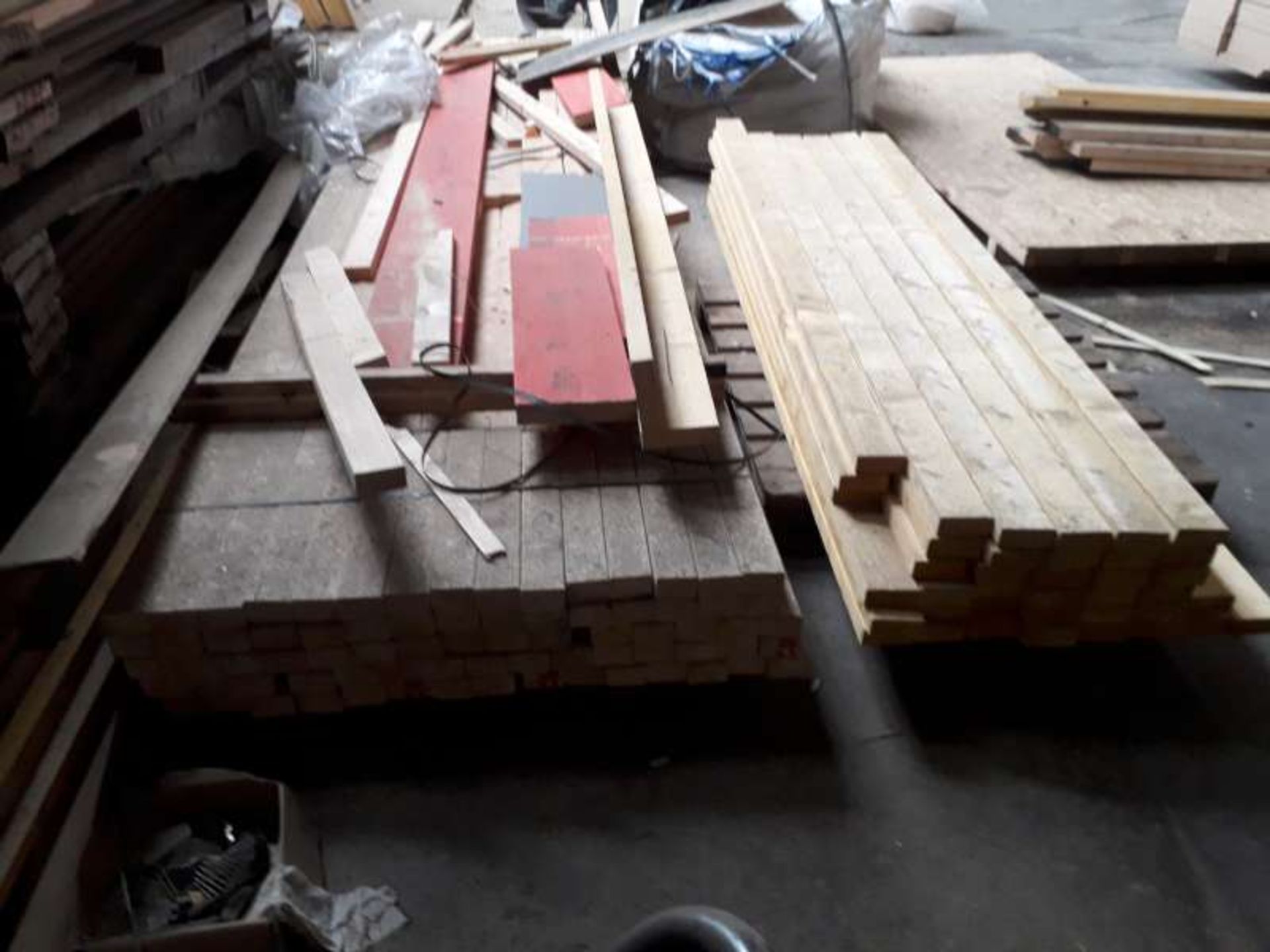 APPROX 8 PLTS OF VARIOUS SIZED WOODEN BEAMS AND HARDBOARDS. - Image 2 of 4