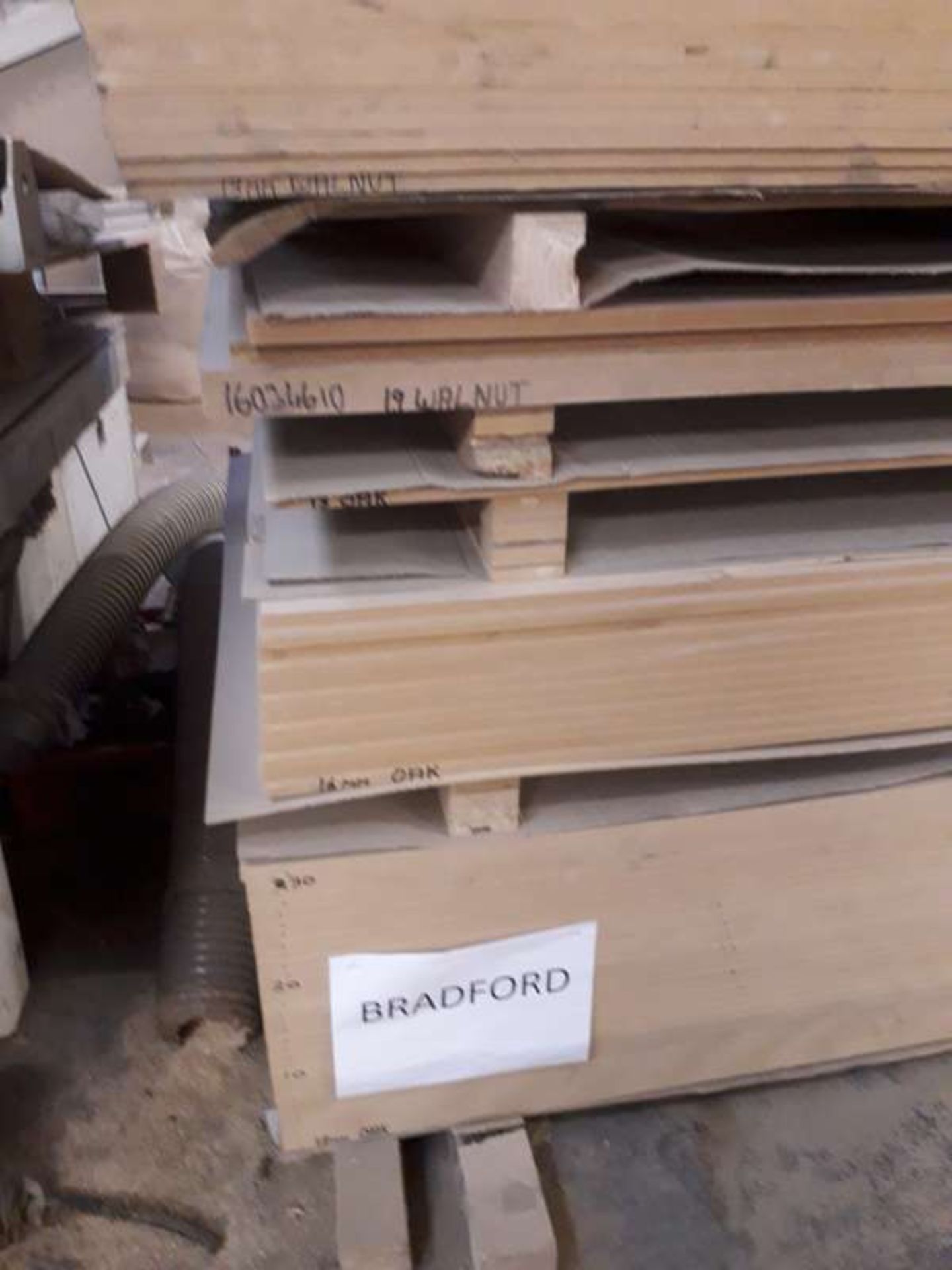 8 PALLETS CONTAINING VARIOUS AMOUNTS OF WALNUT,OAK AND ELM TIMBER SHEET PANELS. - Image 5 of 5