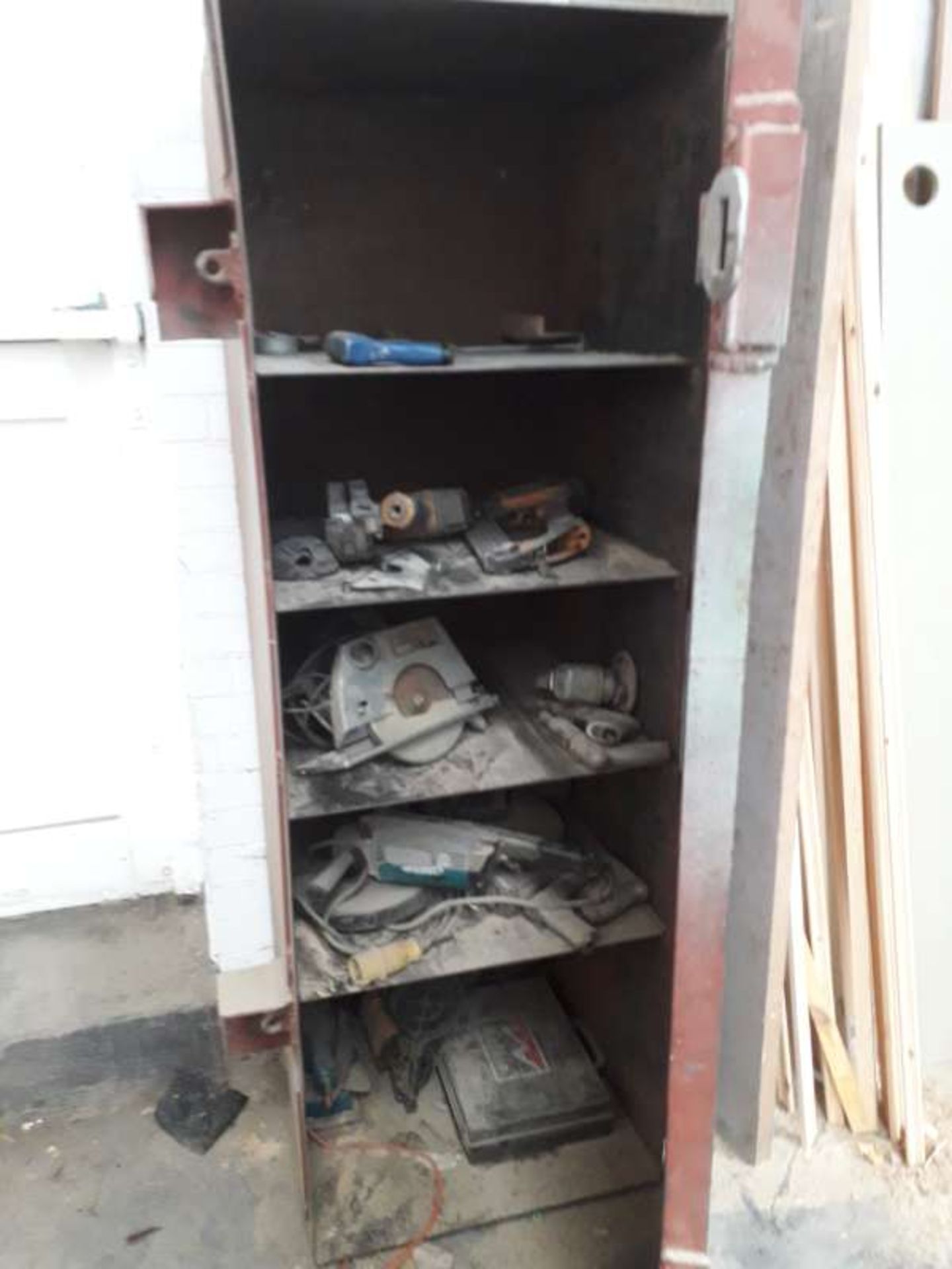 1 X RED STEEL LOCKER CONTAINING A MAKITA HAND GRINDER ,1 X BOSCH CICULAR SAW SMALL ,AND A