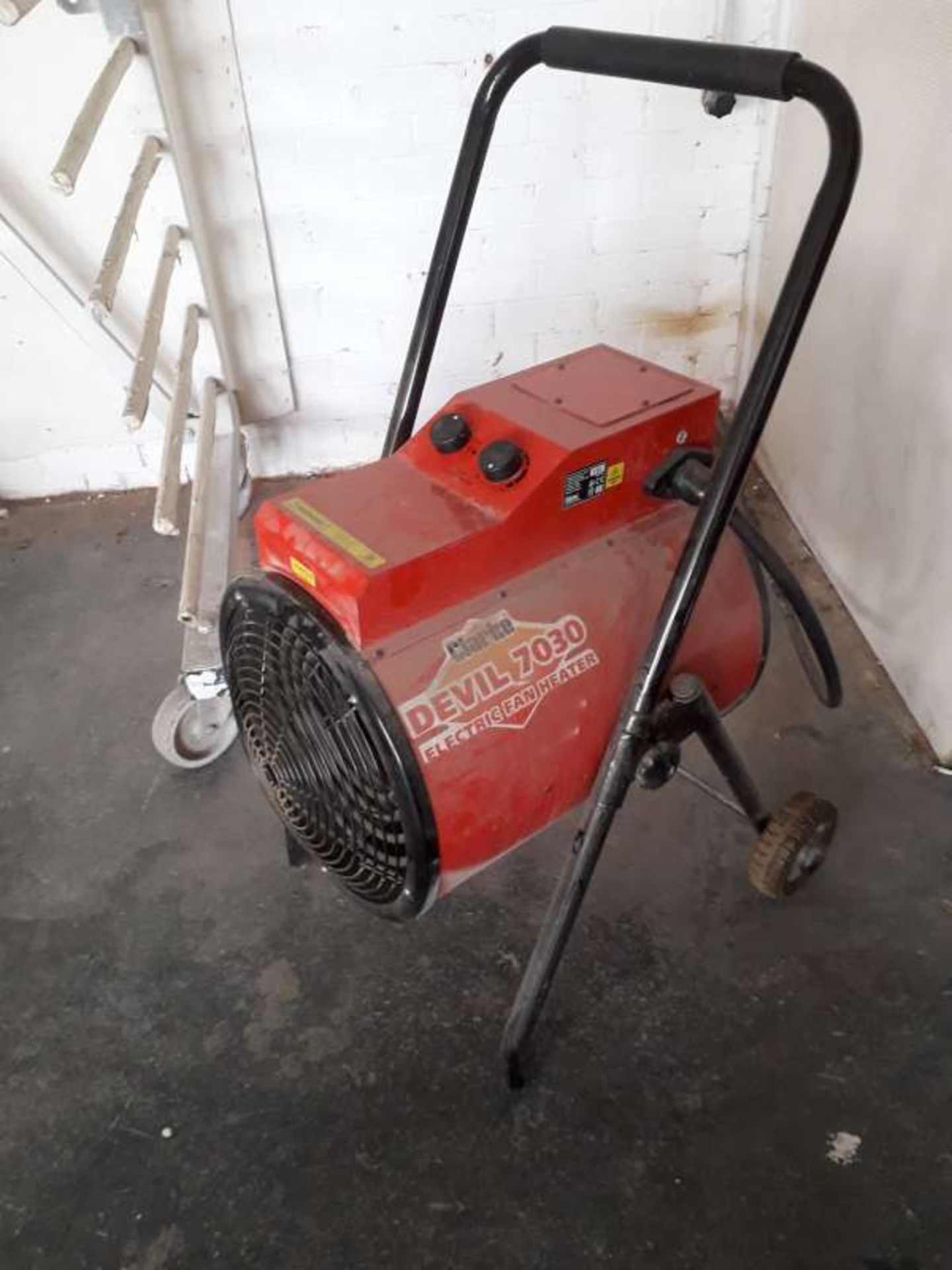 CLARKE DEVIL 7030 ELECTRIC FAN HEATER ON WHEELS.