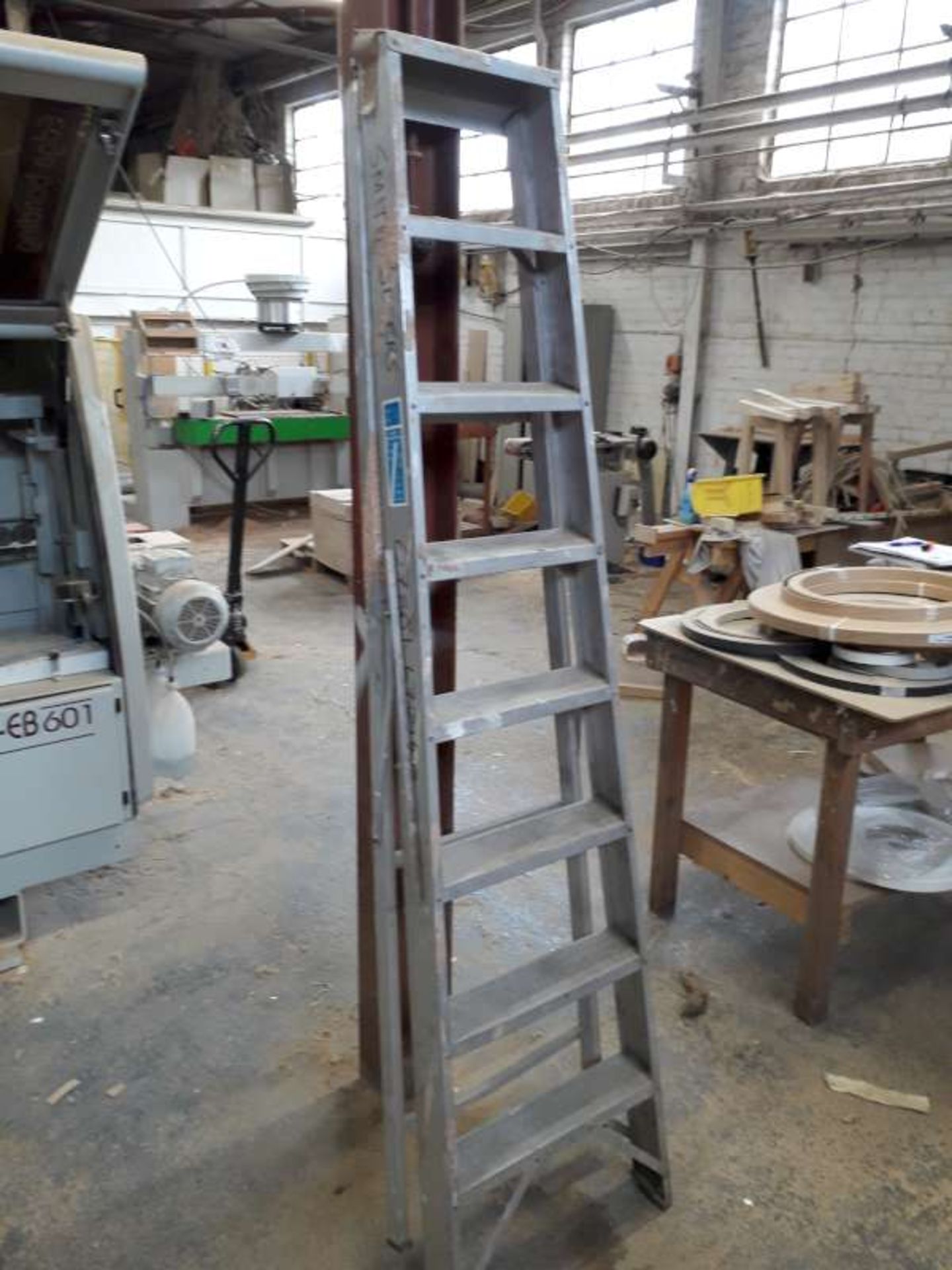 EIGHT TREAD ALIMINIUM STEP LADDER.