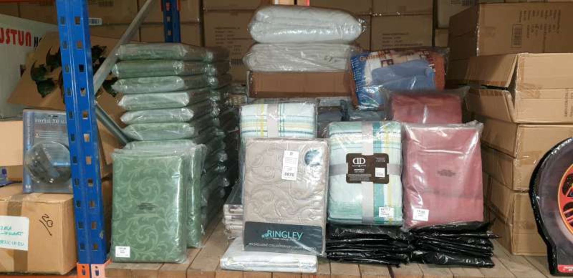 LOT CONTAINING A QTY OF BEDDING / THROWS / SOFA COVERS IN VARIOUS STYLES, SIZES, COLOURS