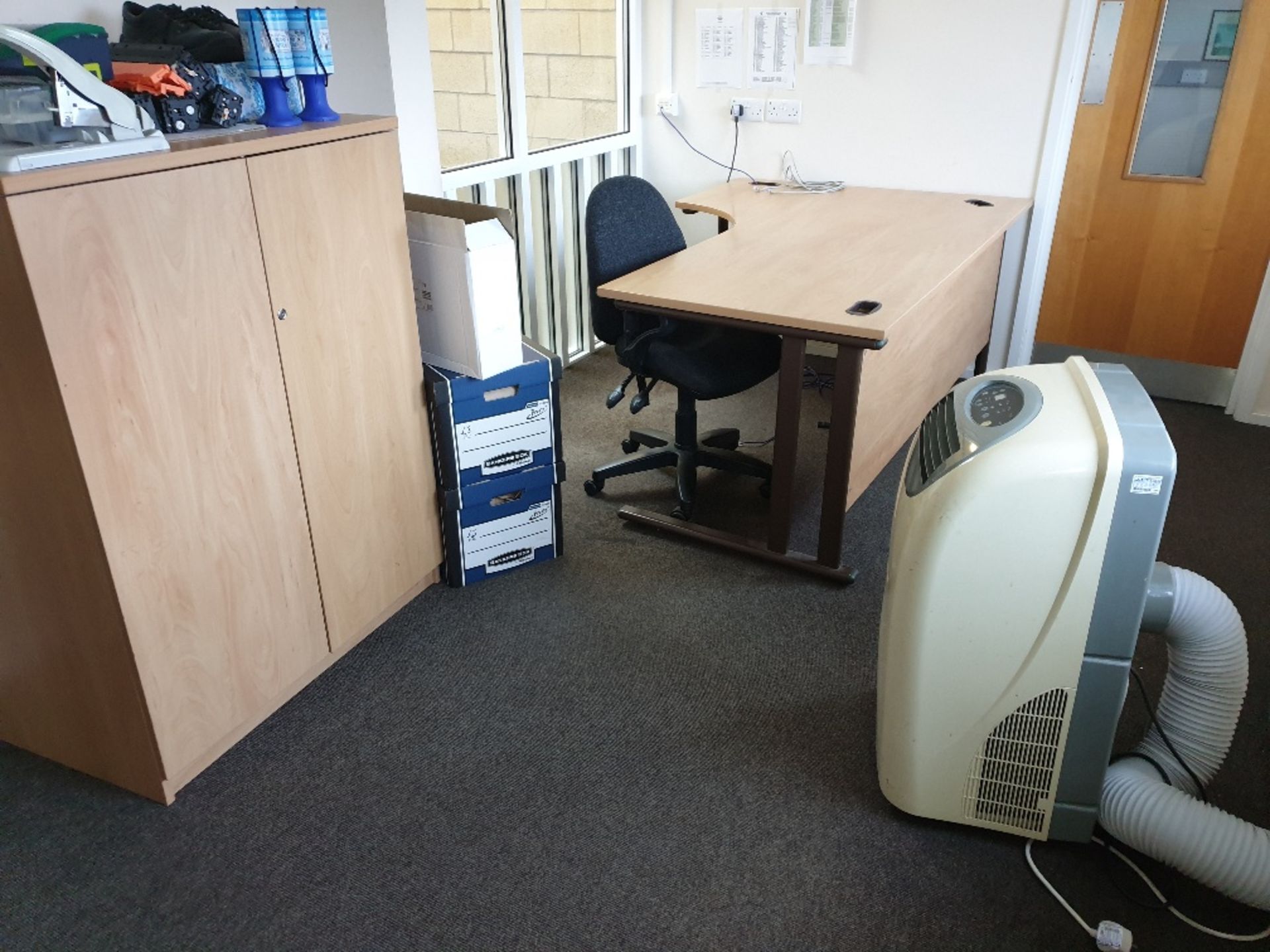 Office Furniture Lot to Include, 8 L Shaped Desks 2 Rectangle Desks 8 Office Chairs 8 Four Drawer - Image 4 of 7