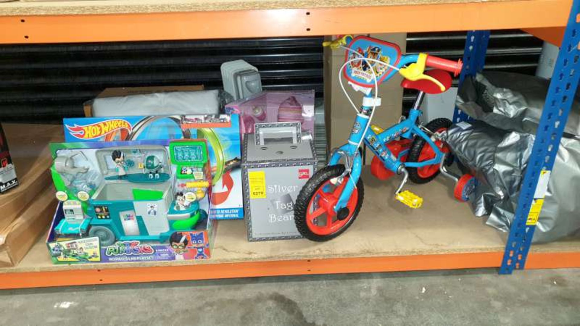 LOT CONTAINING PAW PATROL BIKE, SUKI SILVER TAG BEAR, HOT WHEELS, PJ MASKS ROMEOS LAB PLAYSET,