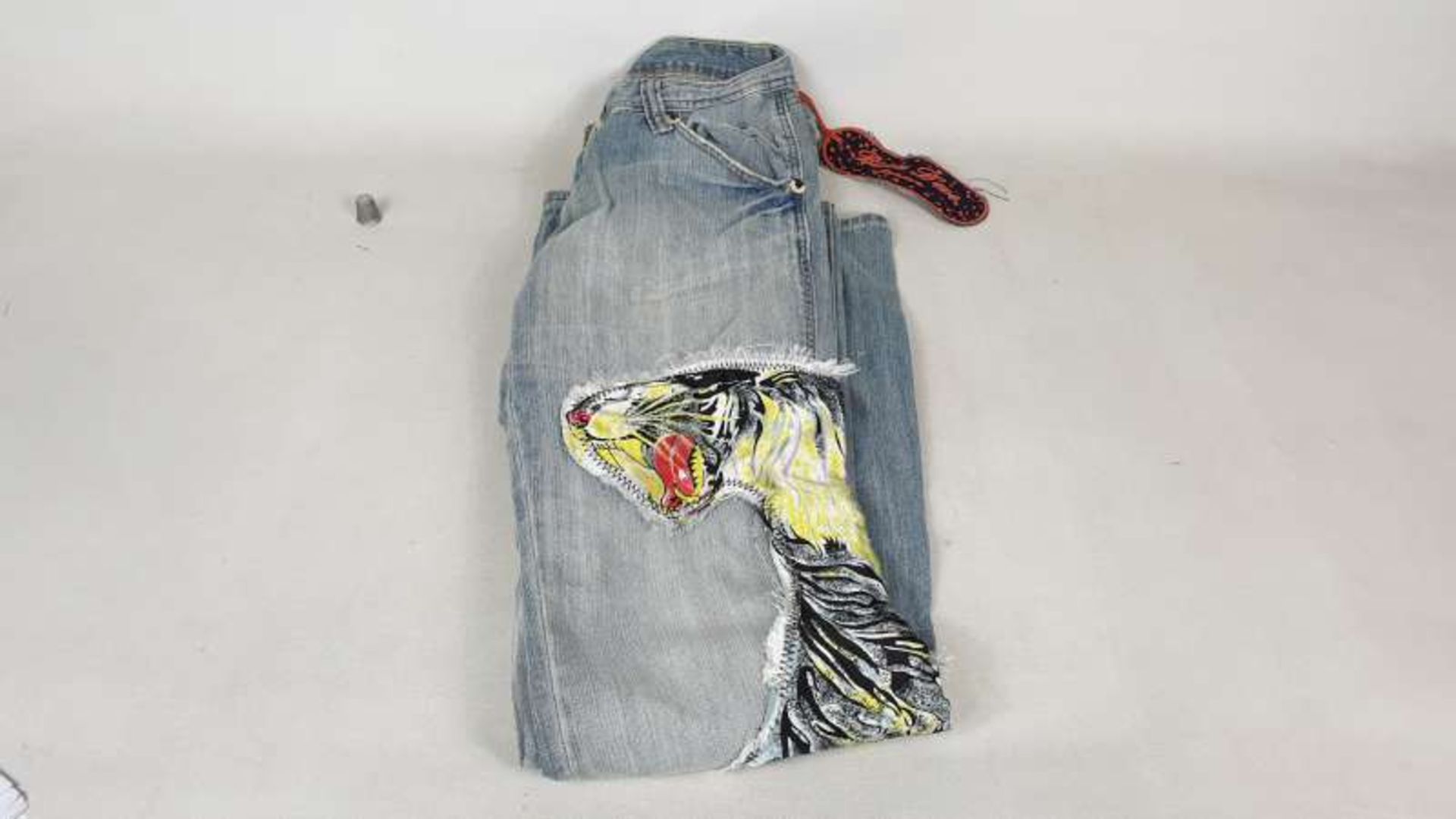 40 X PAIRS OF DENIM JEANS WITH TIGER DETAIL
