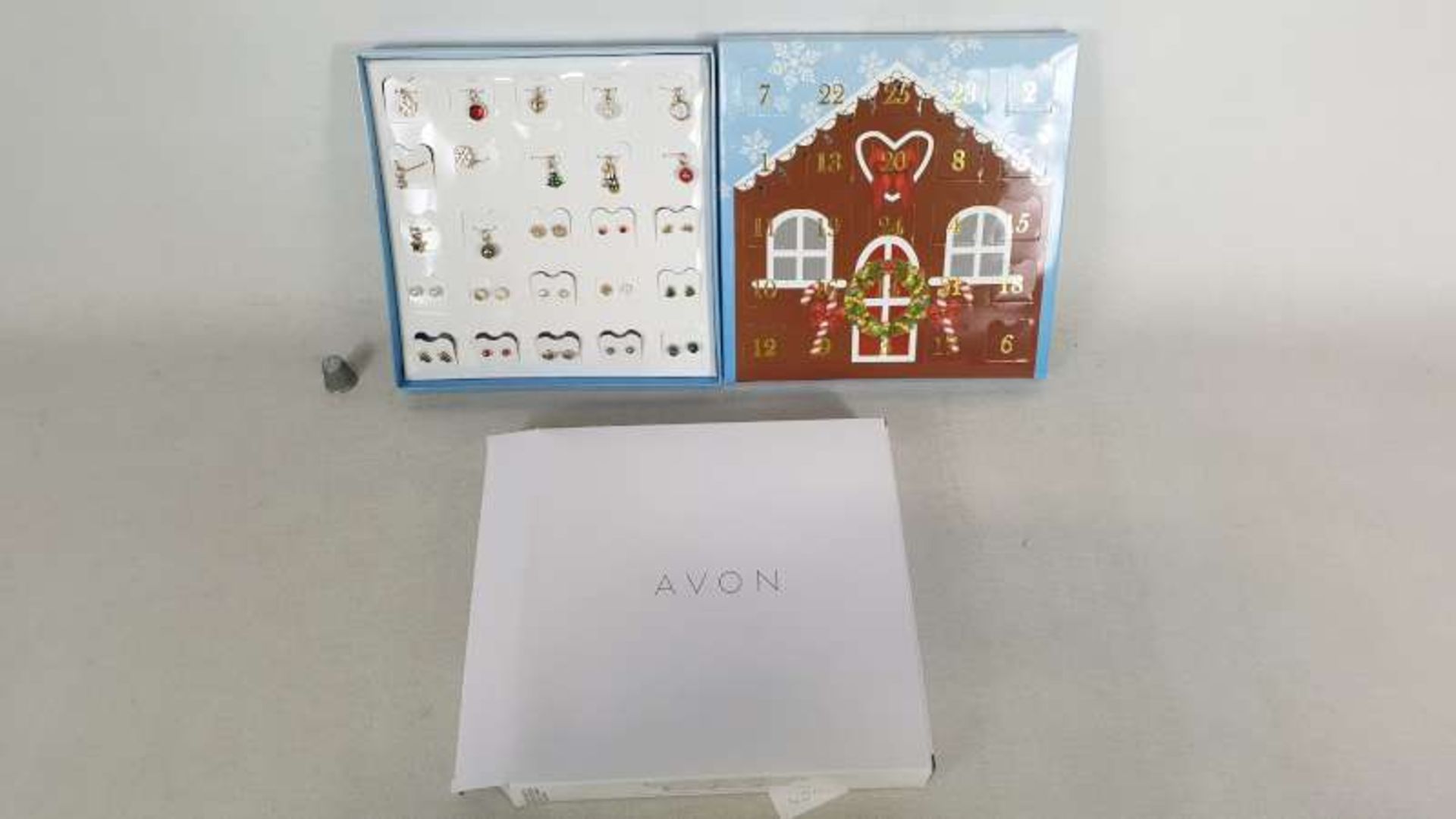 22 X AVON NORDIC NOEL ADVENT CALENDER GIFT SETS, EACH SET CONTAINS 1 X NECKLACE, 12 X INTERCHAGEABLE