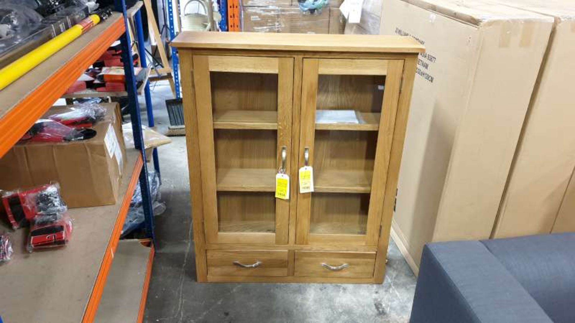 BRAND NEW BOXED HARROGATE OAK AND OAK VENEER HUTCH WITH GLASS DOORS SIZE L950MM X W 220MM X H