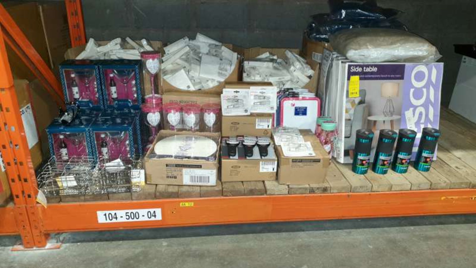 MIXED LOT CONTAINING SIDE TABLES, SOFT WORKS PEELERS, THERMAL CUPS, NAPKINS, PLACEMATS, WINE