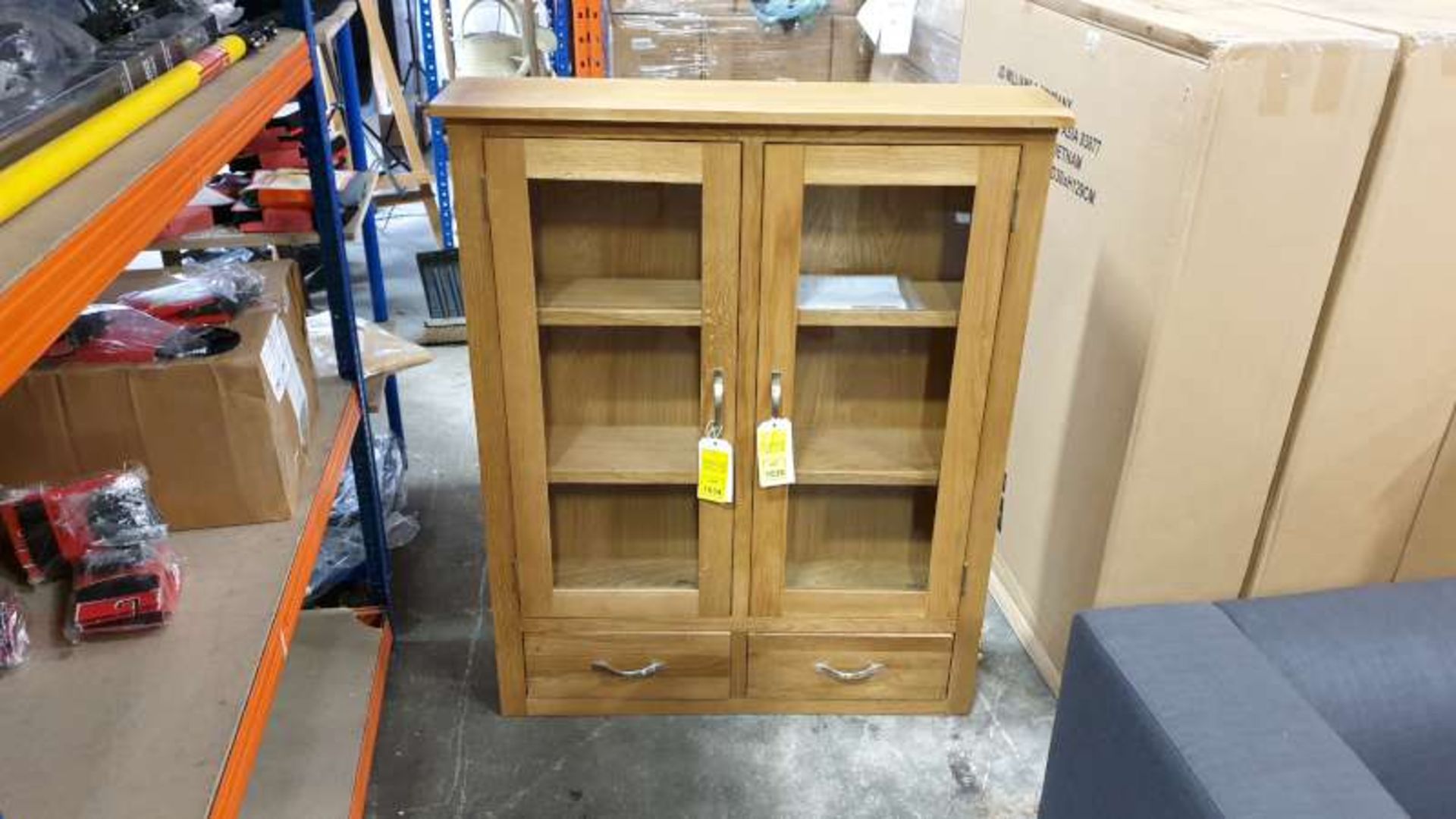 BRAND NEW BOXED HARROGATE OAK AND OAK VENEER HUTCH WITH GLASS DOORS SIZE L950MM X W 220MM X H