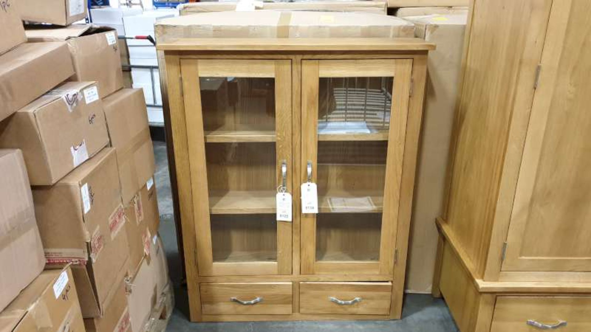 BRAND NEW BOXED HARROGATE OAK AND OAK VENEER HUTCH WITH GLASS DOORS SIZE L950MM X W 220MM X H