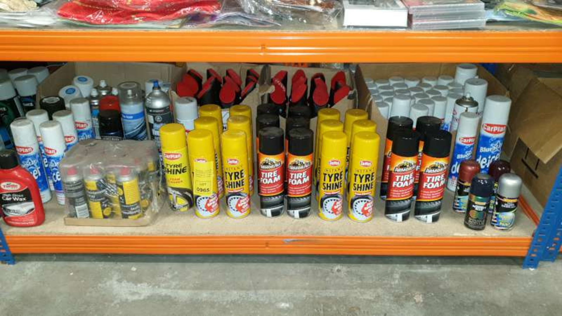 LOT CONTAINING TYRE SHINE, CAR WAX, TYRE FOAM, DE-ICER, SPRAY PAINT, ETC ON 1 SHELF