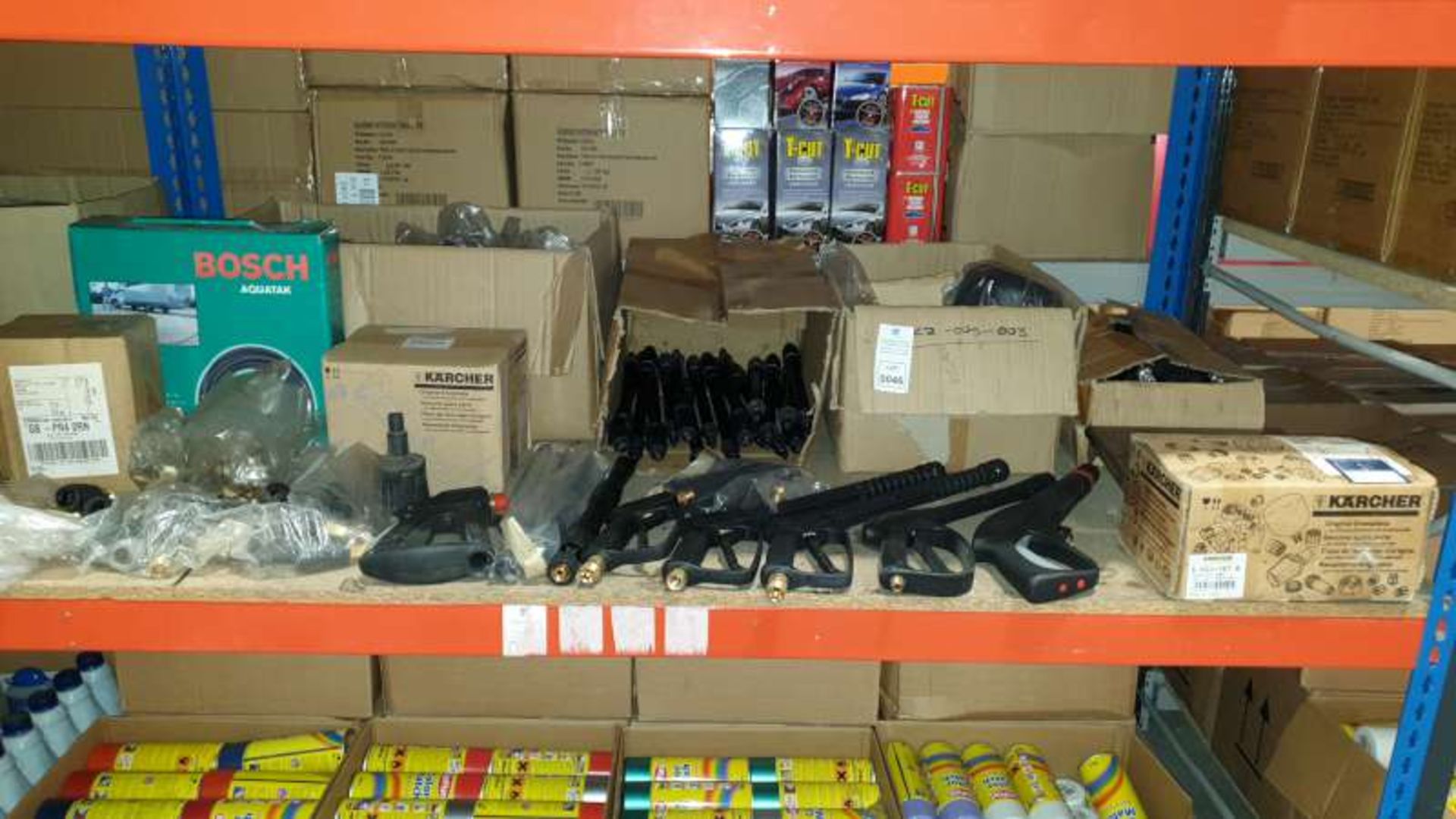 MIXED LOT CONTAINING KARCHER SPARES, LARGE QUANTITY OF HOSE GUN ENDS, BOSCH AQUATAK, ETC ON 1 SHELF