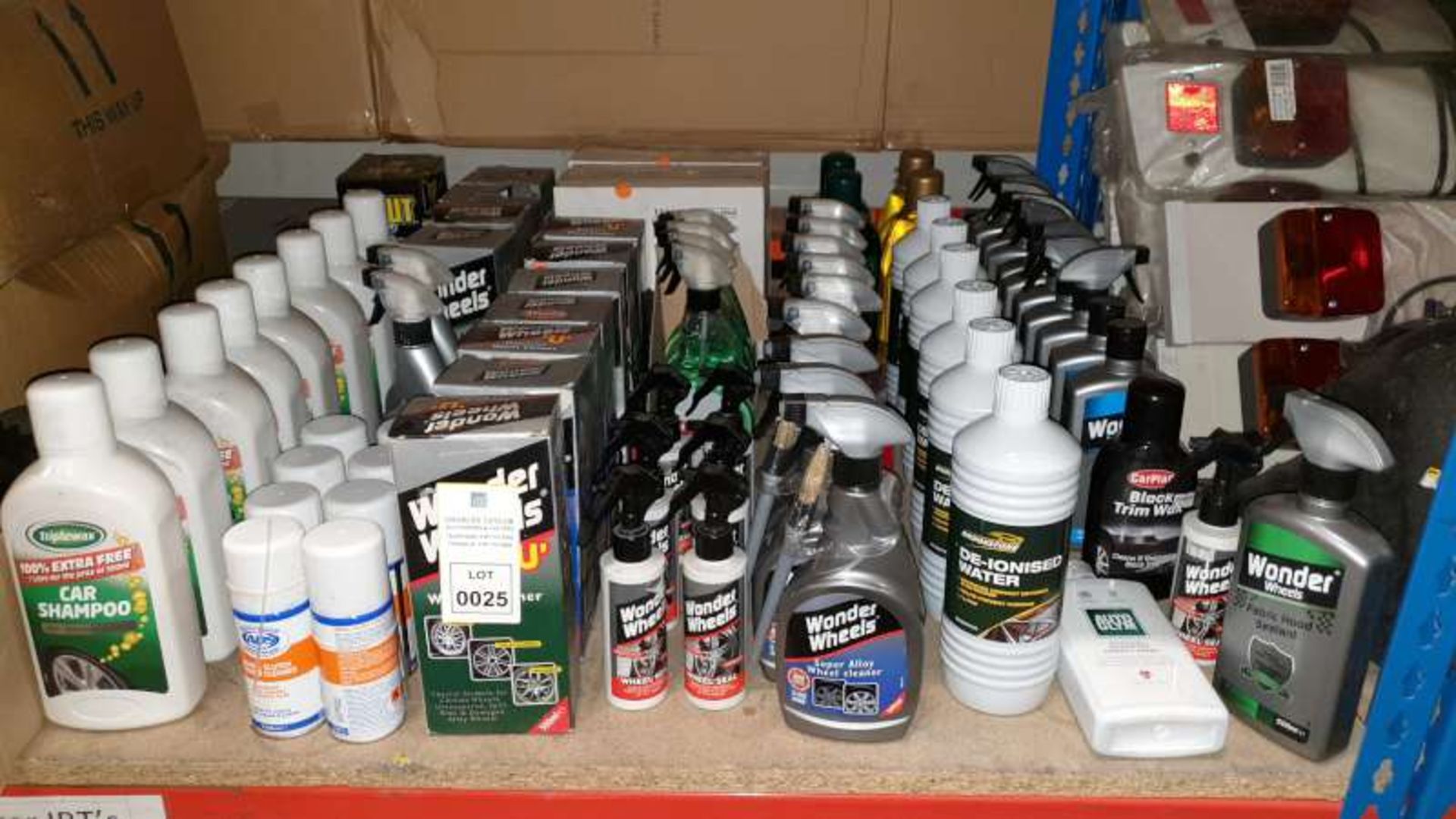 MIXED CRA LOT CONTAINING CAR SHAMPOO, WONDER WHEELS CLEANERS, DE-IONISED WATER, FAST WAX, ETC