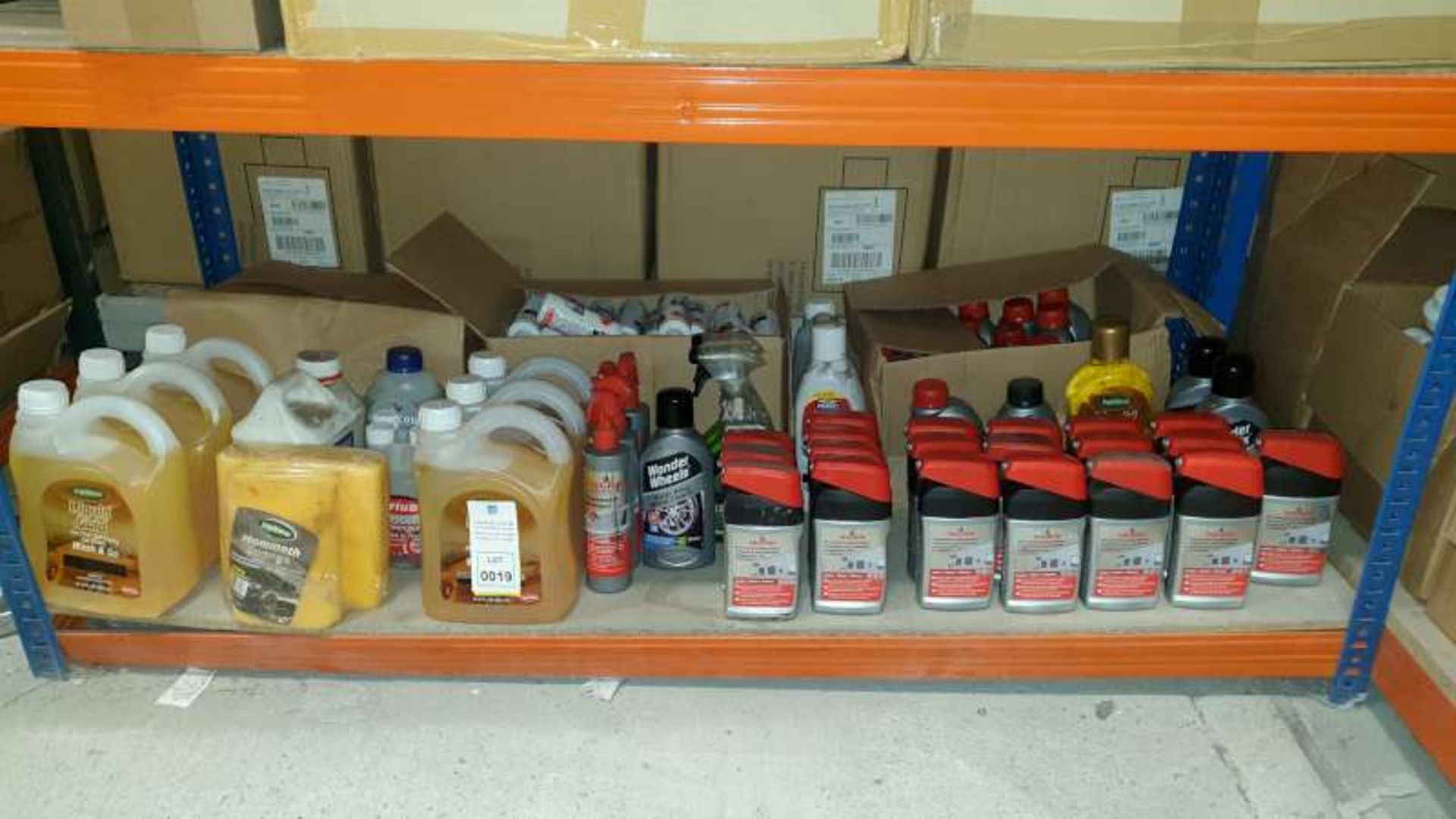 CAR LOT CONTAINING TRIPLEWAX WASH AND GO, WONDER WHEELS, MAMMOTH SPONGES, ETC ON 1 SHELF