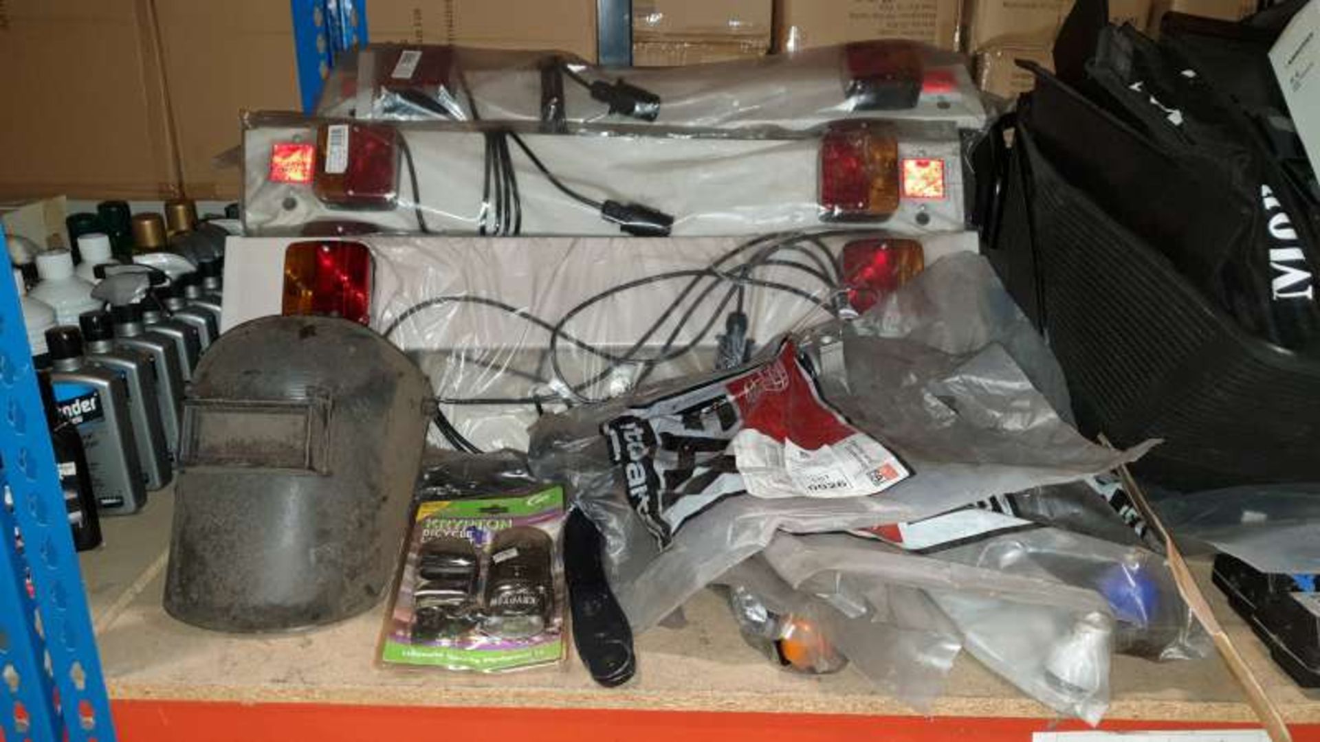 MIXED CAR LOT CONTAINING BIKE LAMP SETS, 3FT CYCLE LIGHTING KITS, WISHBONES, ETC