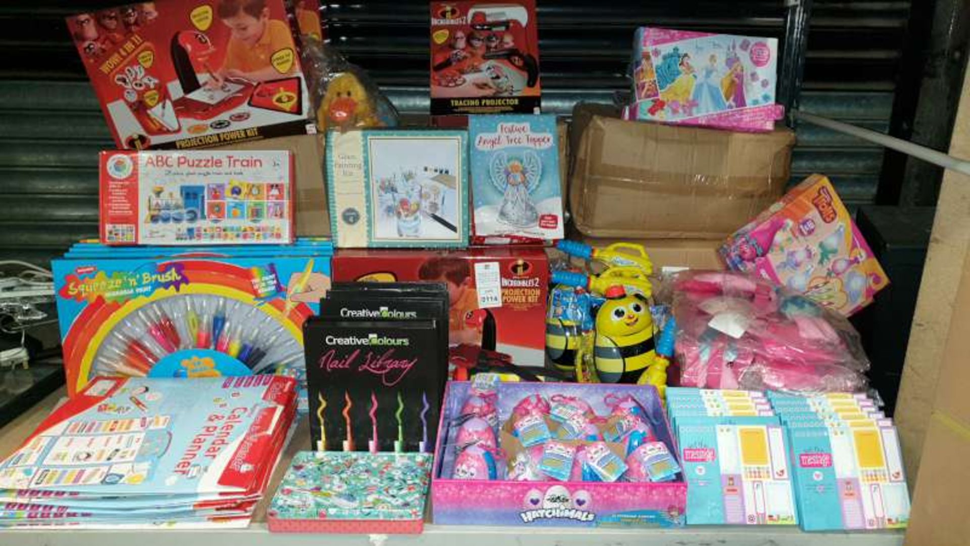 MIXED LOT CONTAINING NAIL LIBRARY, HATCHIMALS, SQUEEZE AND BRUSH PAINT SETS, GLASS PAINTING KITS,