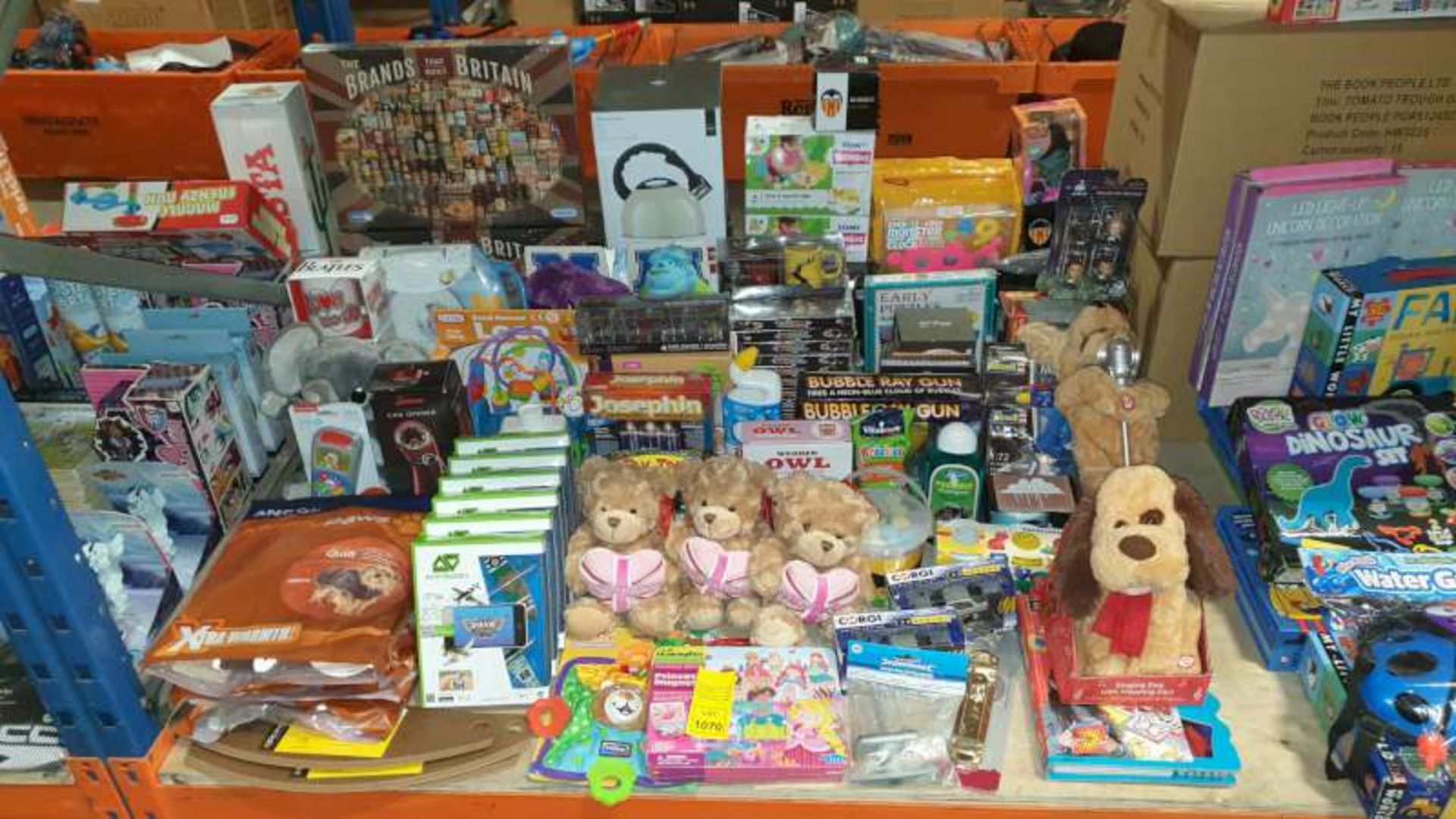 MIXED LOT CONTAINING SOFT TOYS, BUBBLE RAY GUNS, BRANDED MUGS, ANCOL DOG COATS, FOOTBALL FIGURES,