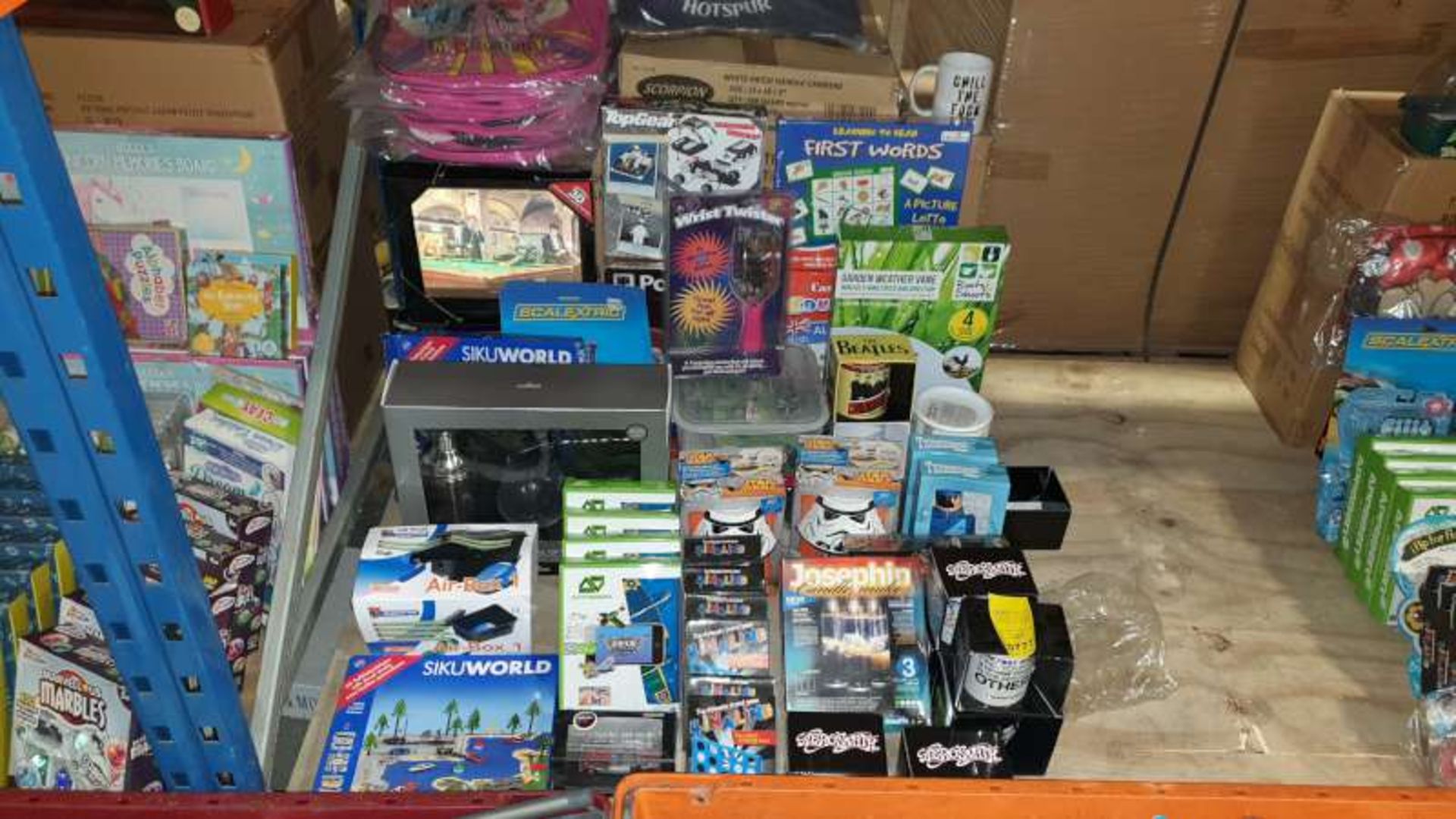 MIXED LOT CONTAINING BRANDED MUGS, STAR WARS DINNER SETS, SIKUWORLD, SCALEXTRIC, BAR CRAFT