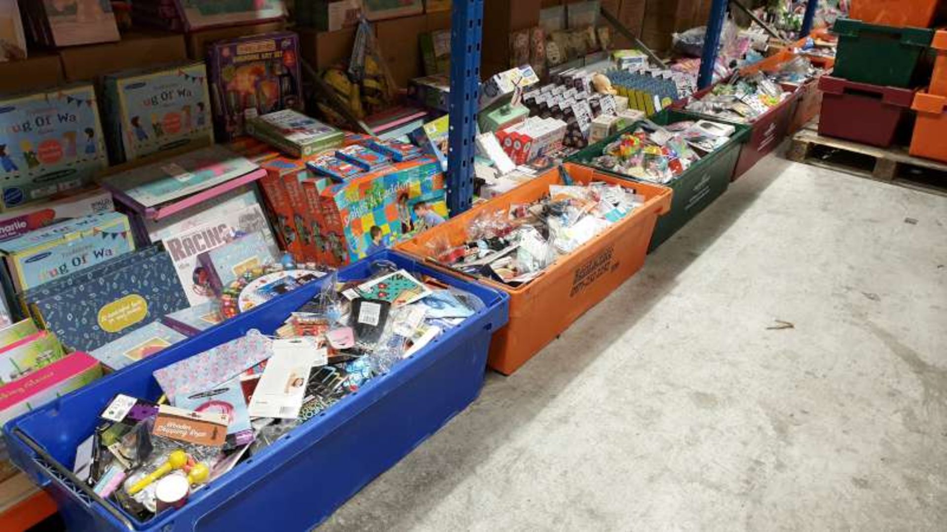 5 X LARGE TRAYS OF MIXED PRODUC T INCLUDING TOYS, FANCY DRESS, TOOLING PRODUCTS, PARTY BALLOONS,