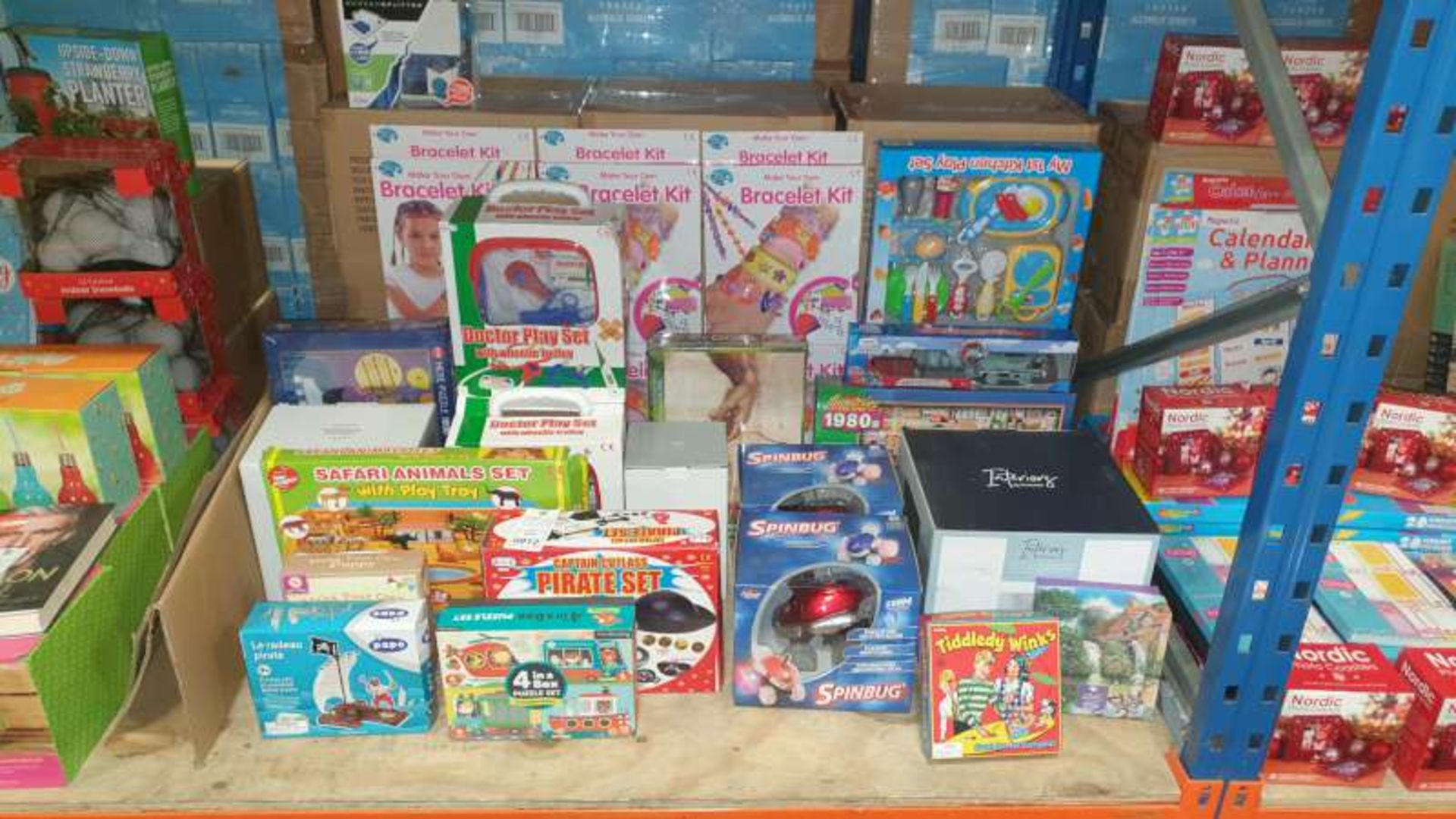 MIXED LOT CONTAINING DOCTOR PLAY SETS, SPIN BUGS, PIRATE PLAY SETS, THOMAS AND THE TANK ENGINE, ETC