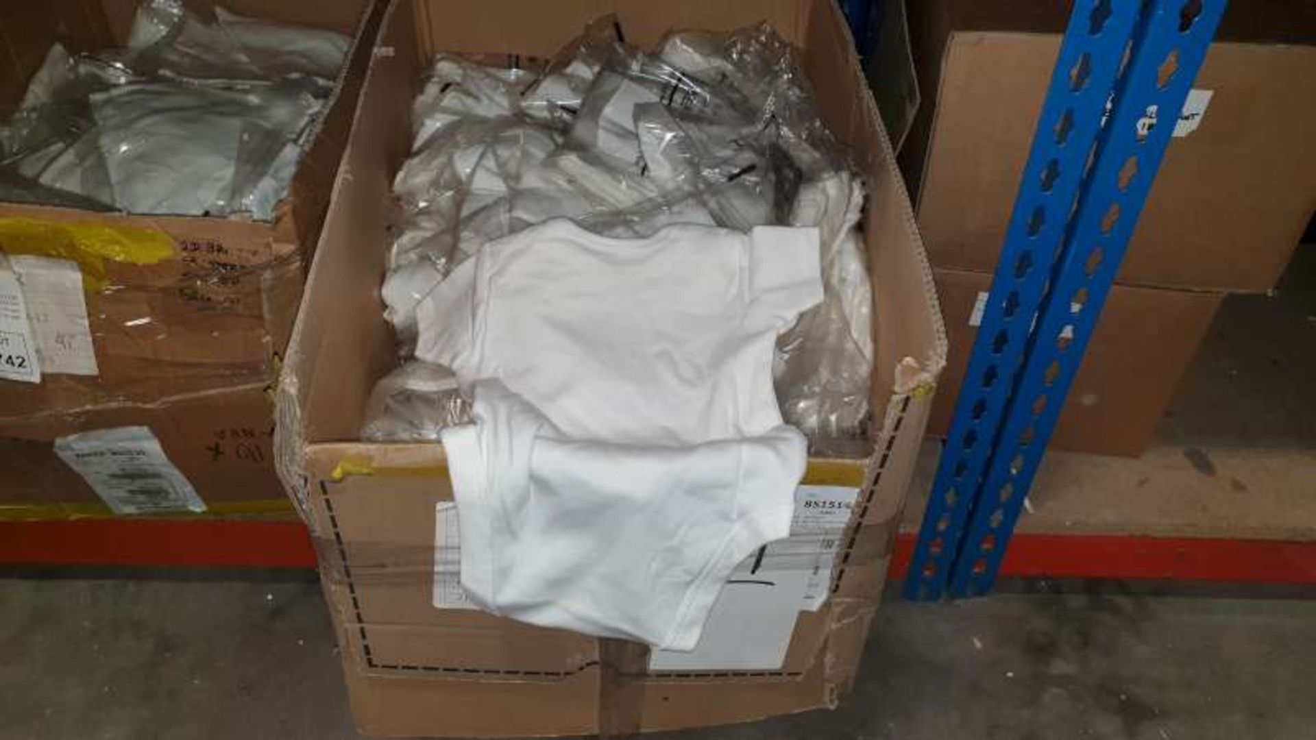 APPROX 100 X BABY VESTS IN VARIOUS SIZES IN 1 BOX