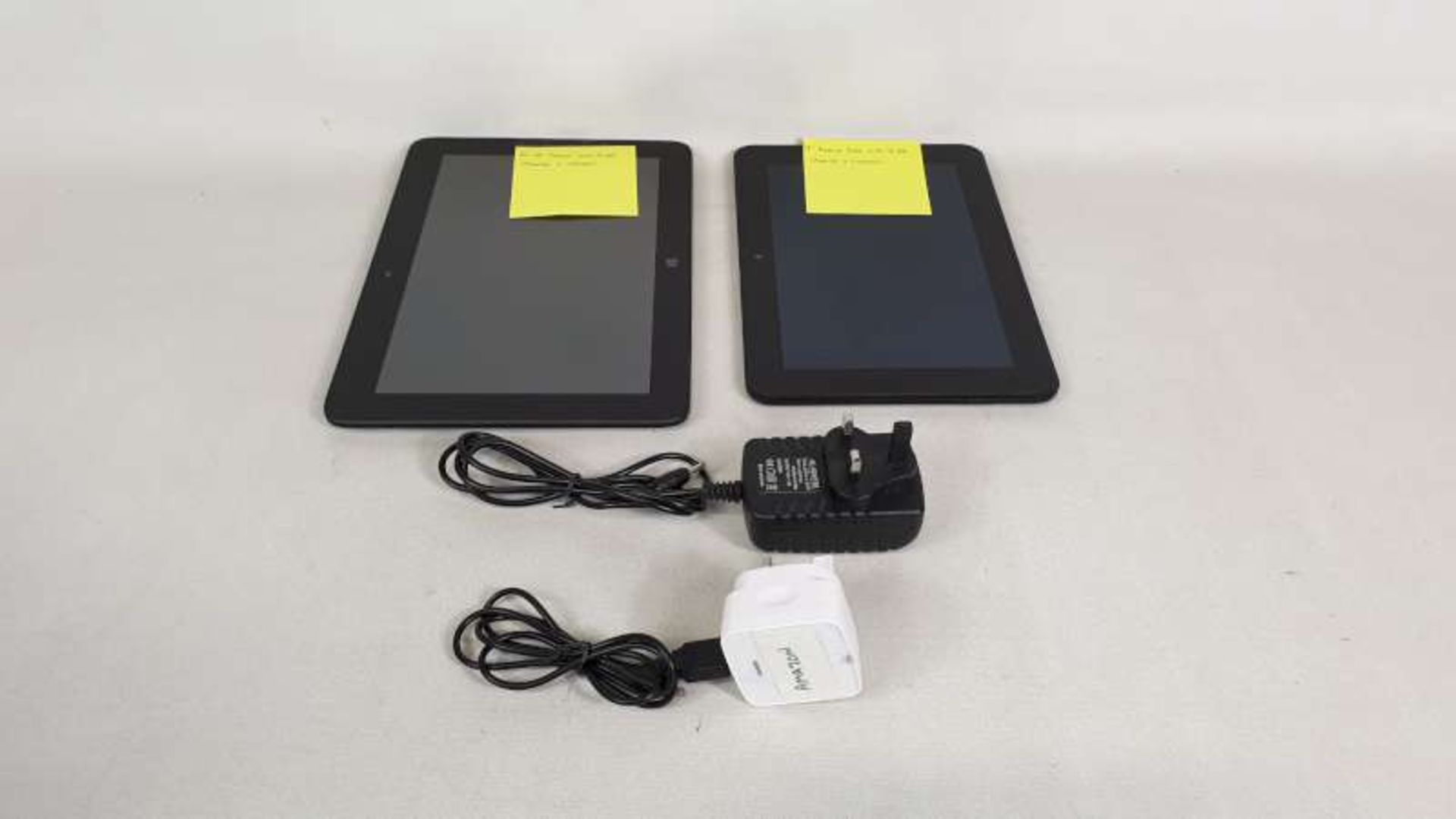 LOT CONTAINING 9" KINDLE AND A 10" HP TABLET WITH CHARGERS