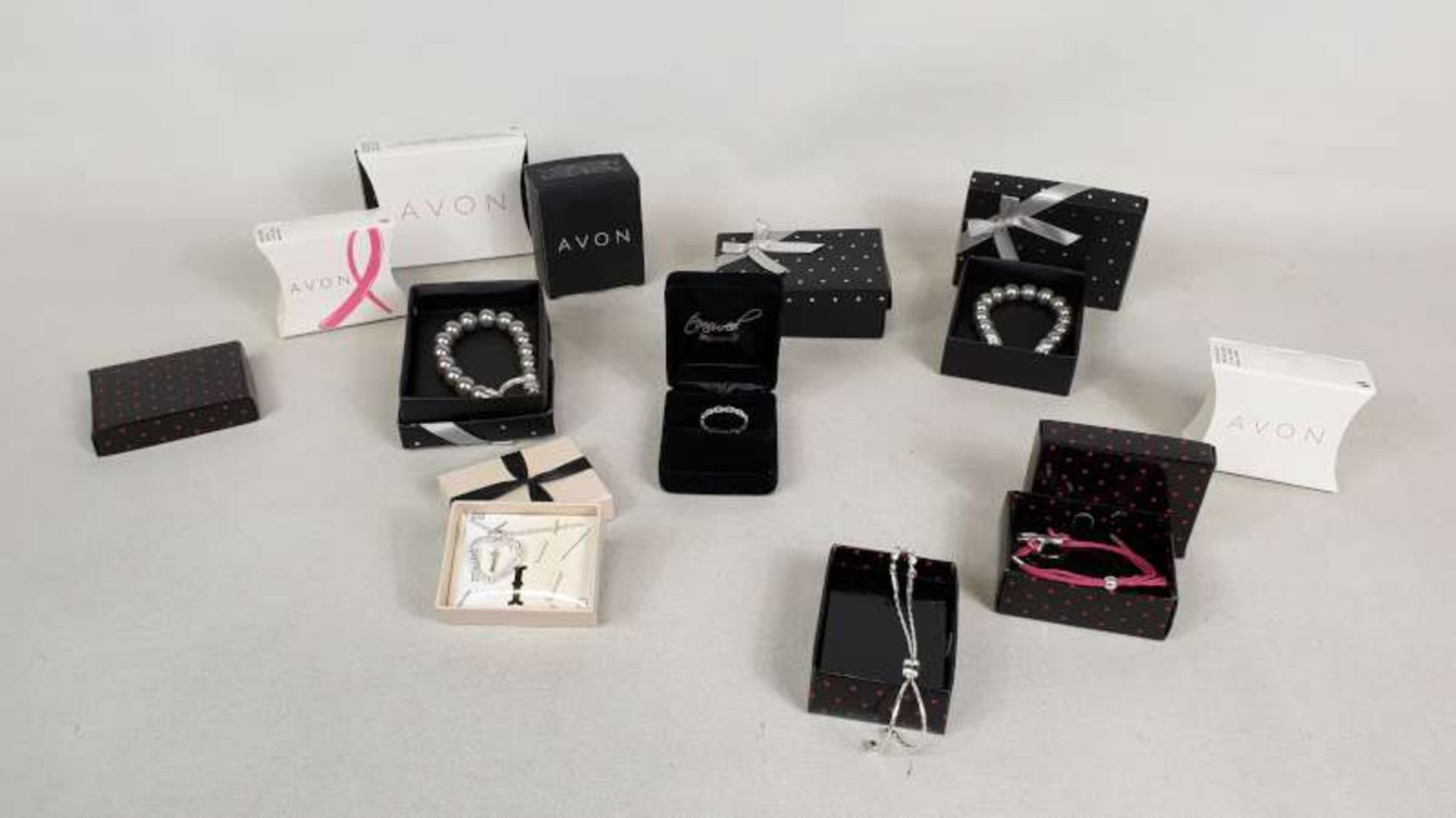 50 X VARIOUS PIECES OF FASHION JEWELLERY
